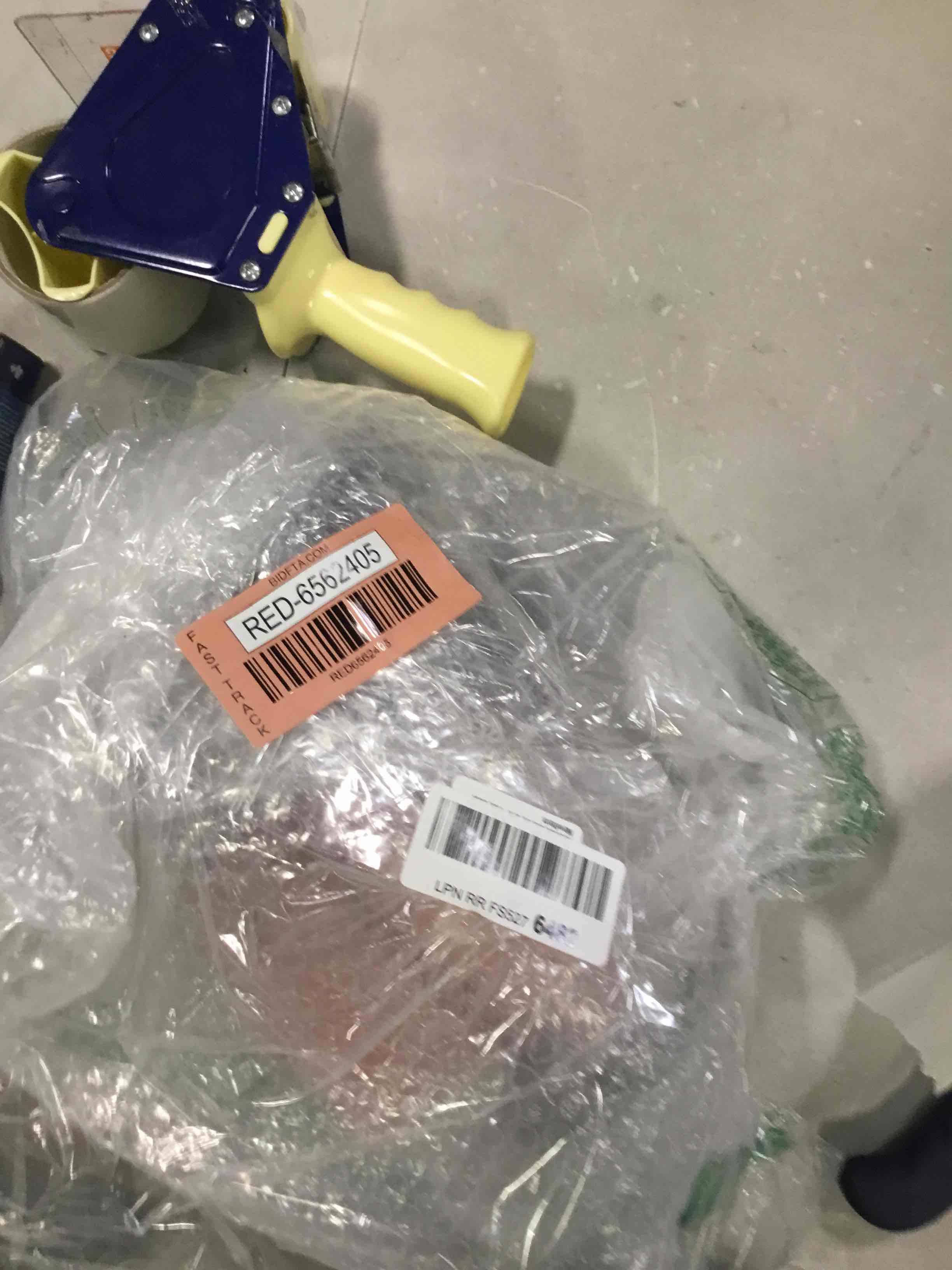 https://s3.amazonaws.com/lotting-images-prod/bidfta/RED6562405_1716572712365.jpeg