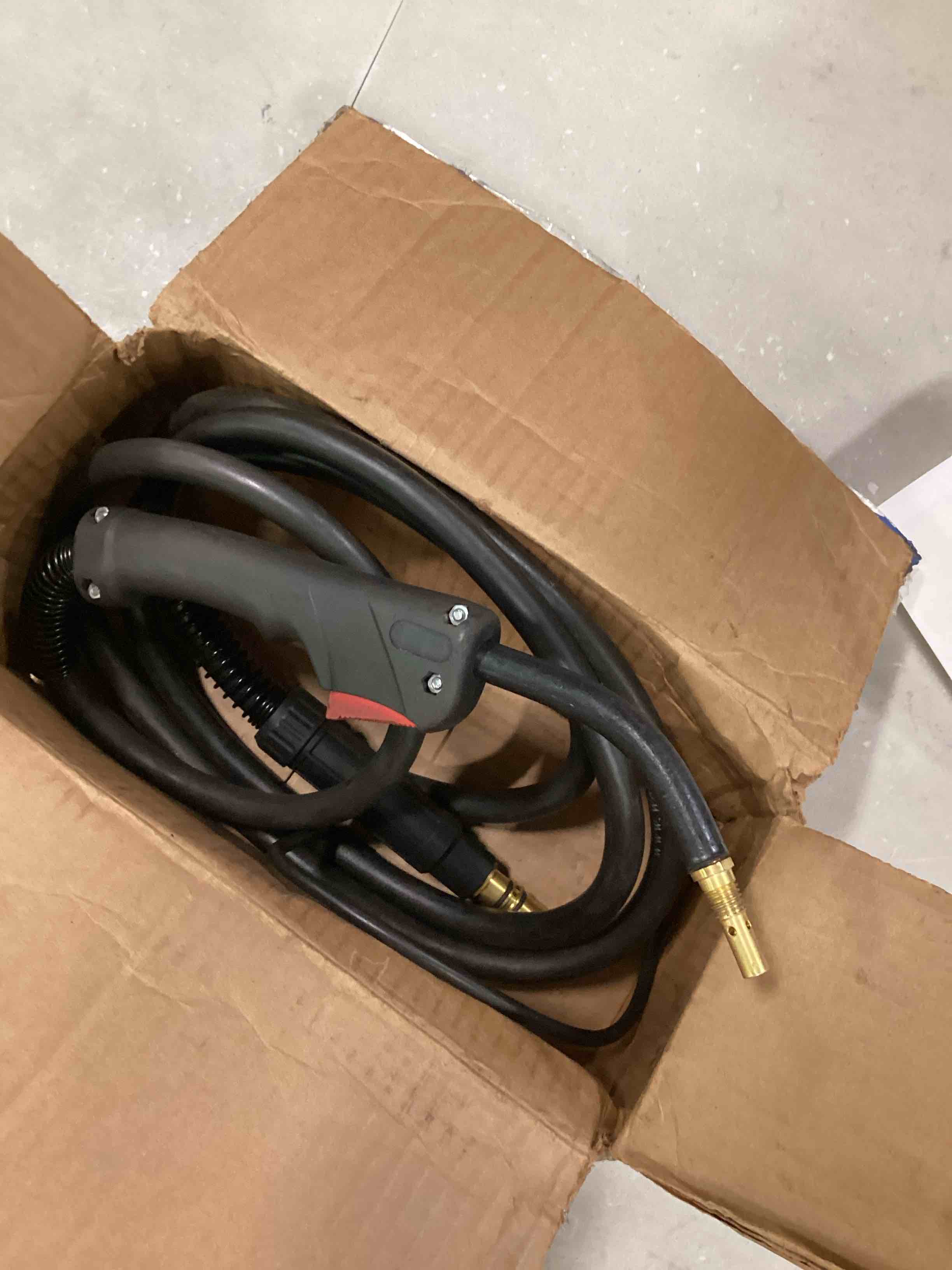 https://s3.amazonaws.com/lotting-images-prod/bidfta/RED6562655_1716654804599.jpeg