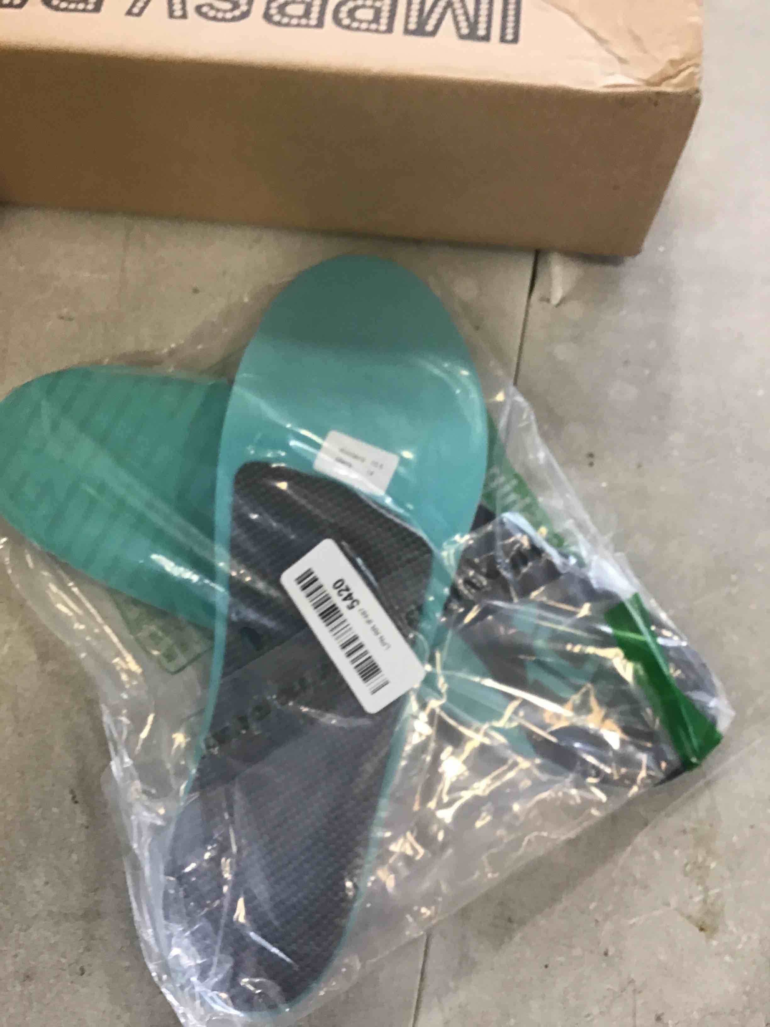 https://s3.amazonaws.com/lotting-images-prod/bidfta/RED6564372_1716219784388.jpeg