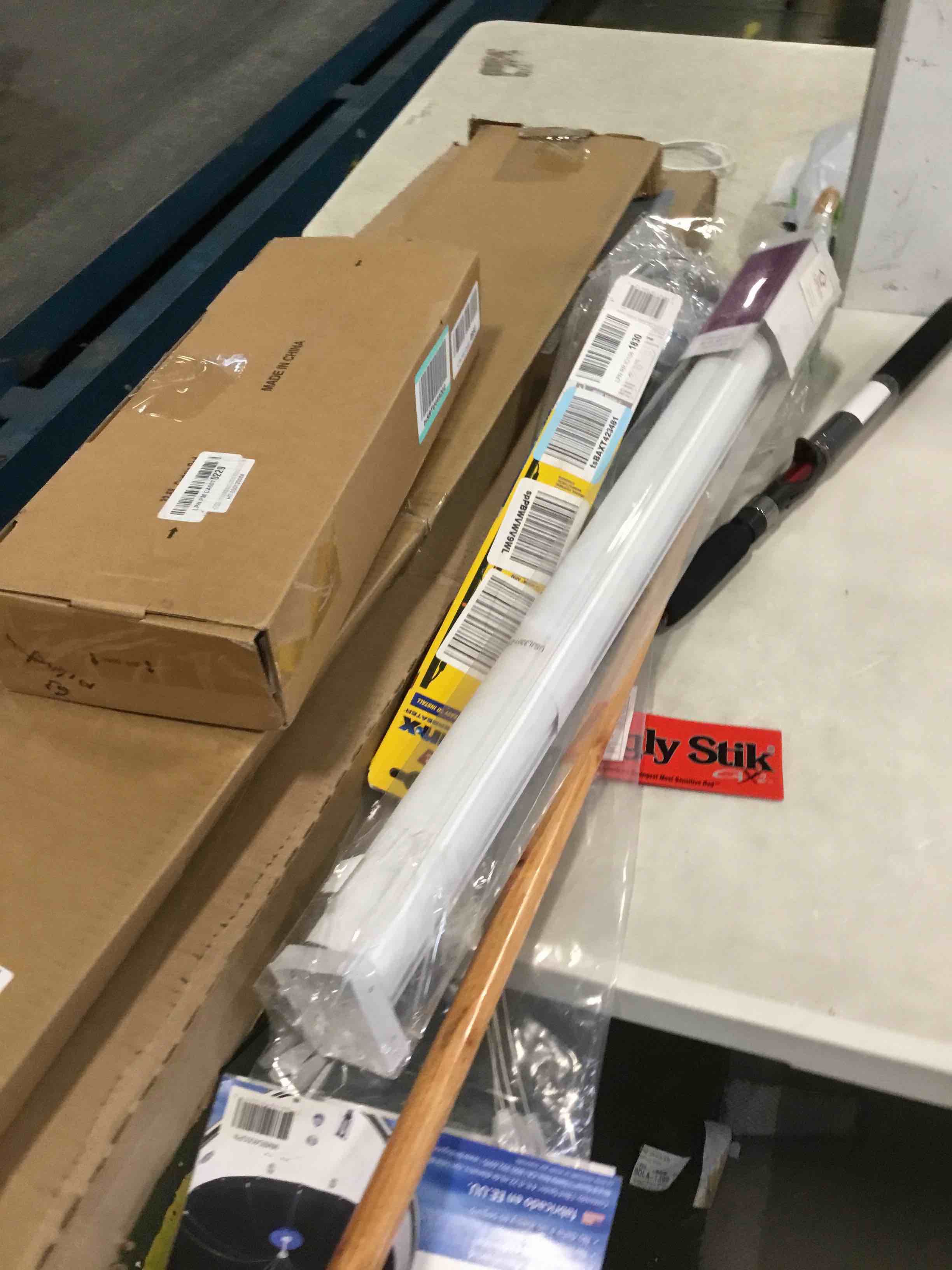 https://s3.amazonaws.com/lotting-images-prod/bidfta/RED6567841_1716059867845.jpeg