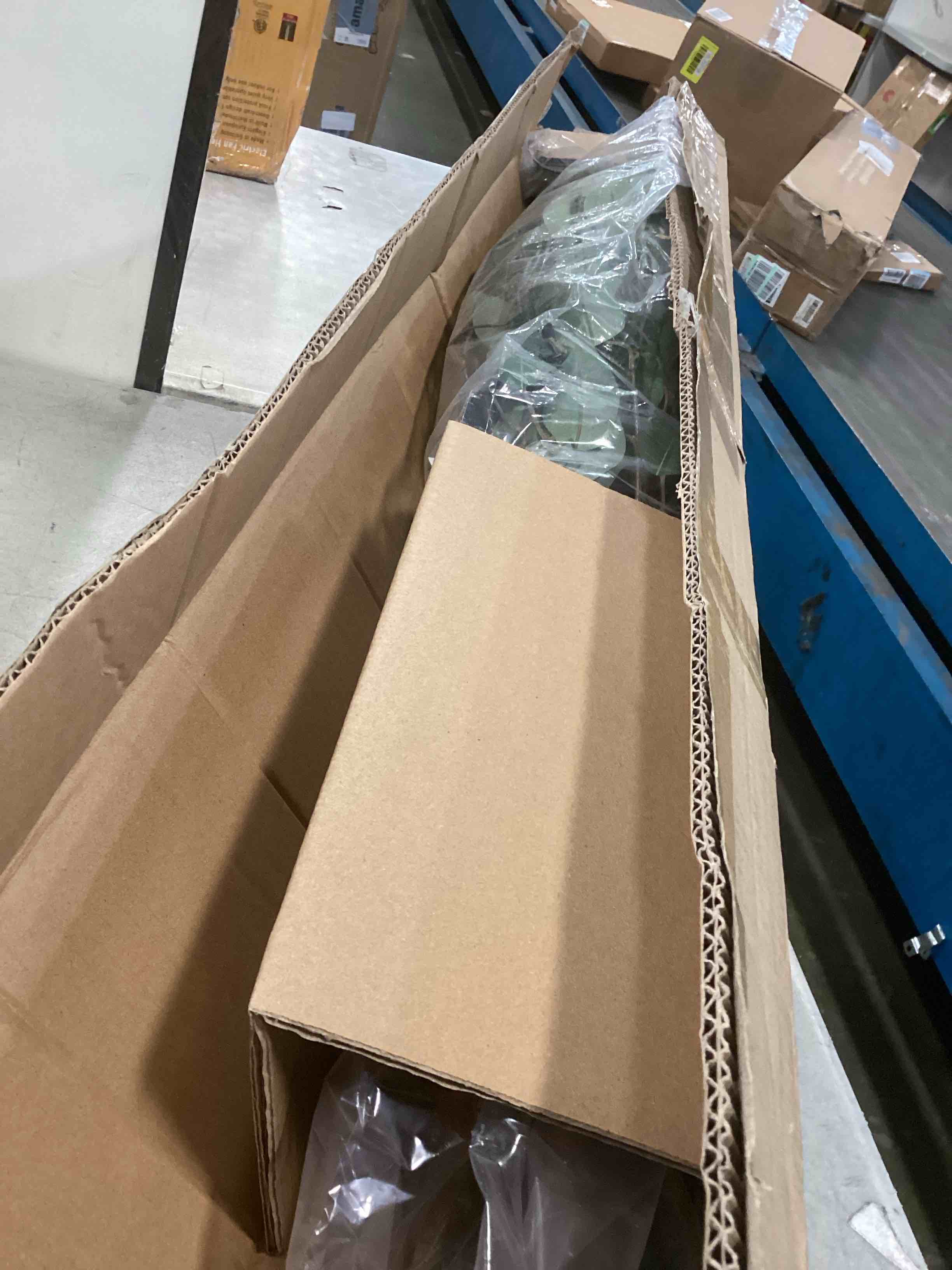 https://s3.amazonaws.com/lotting-images-prod/bidfta/RED6568938_1716565528031.jpeg
