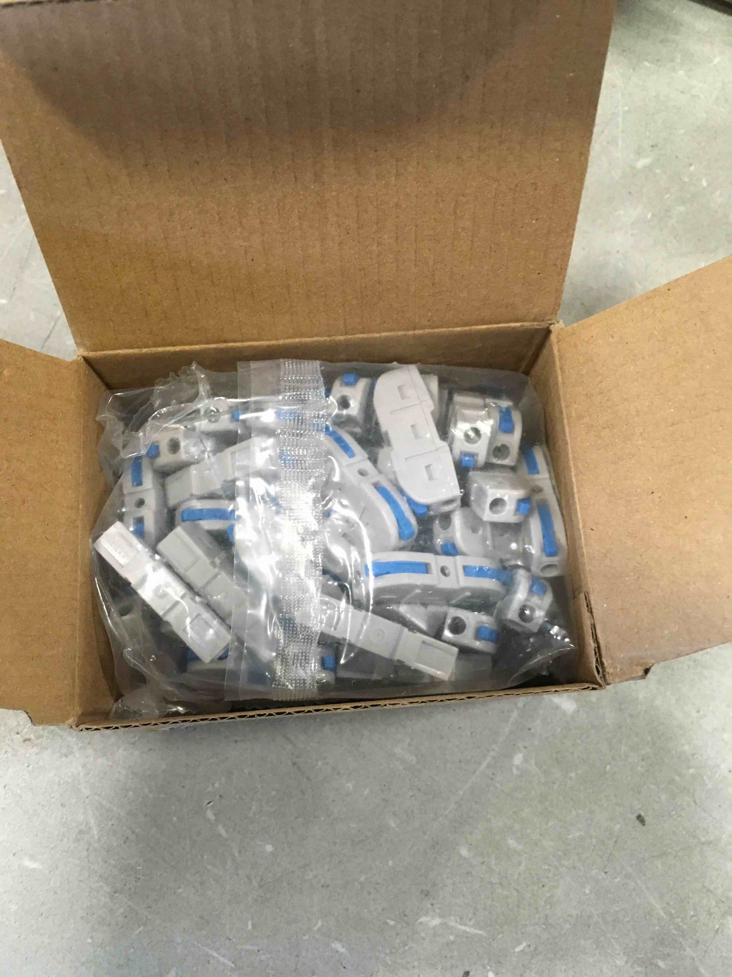 https://s3.amazonaws.com/lotting-images-prod/bidfta/RED6569446_1717002673020.jpeg
