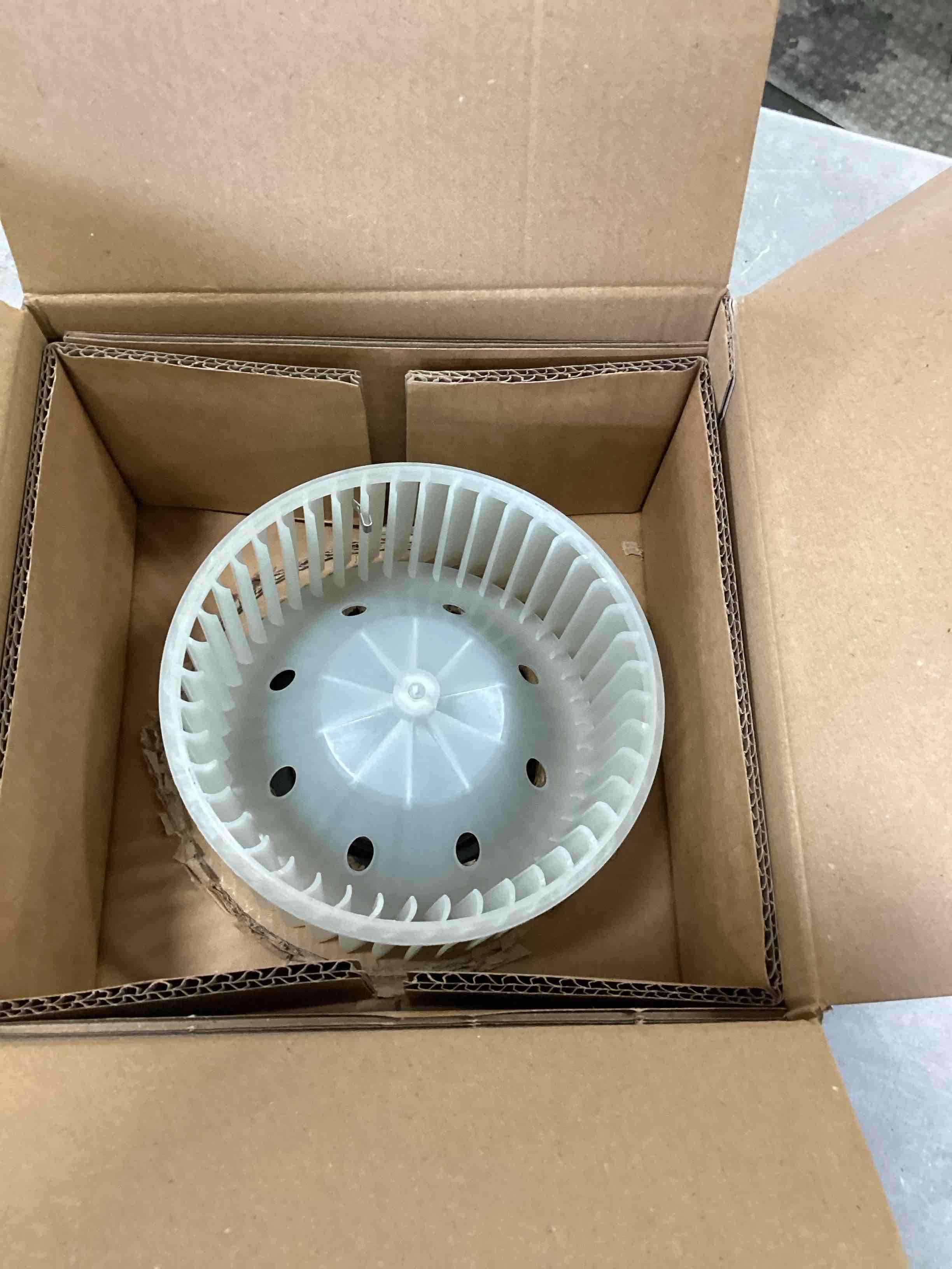 https://s3.amazonaws.com/lotting-images-prod/bidfta/RED6569511_1717008218140.jpeg