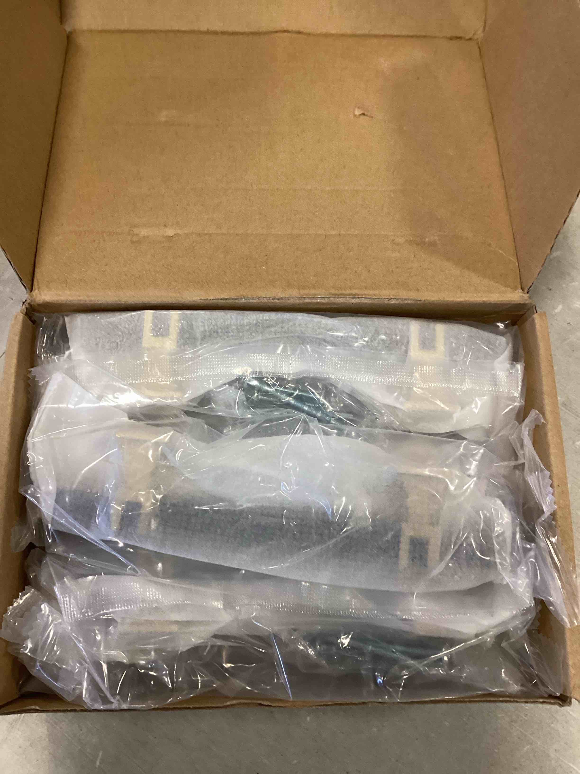 https://s3.amazonaws.com/lotting-images-prod/bidfta/RED6569883_1717160236378.jpeg