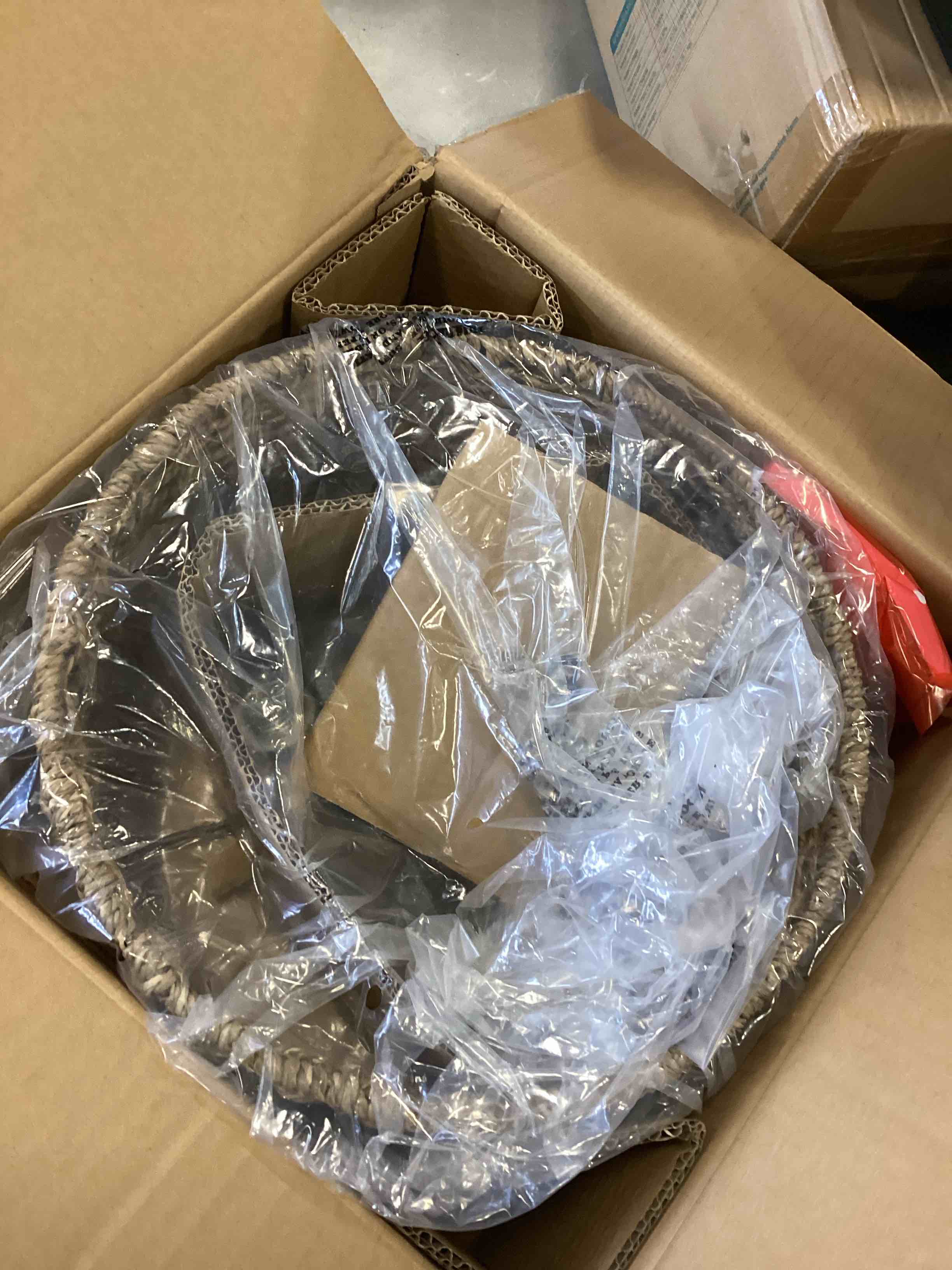 https://s3.amazonaws.com/lotting-images-prod/bidfta/RED6569948_1717166467547.jpeg