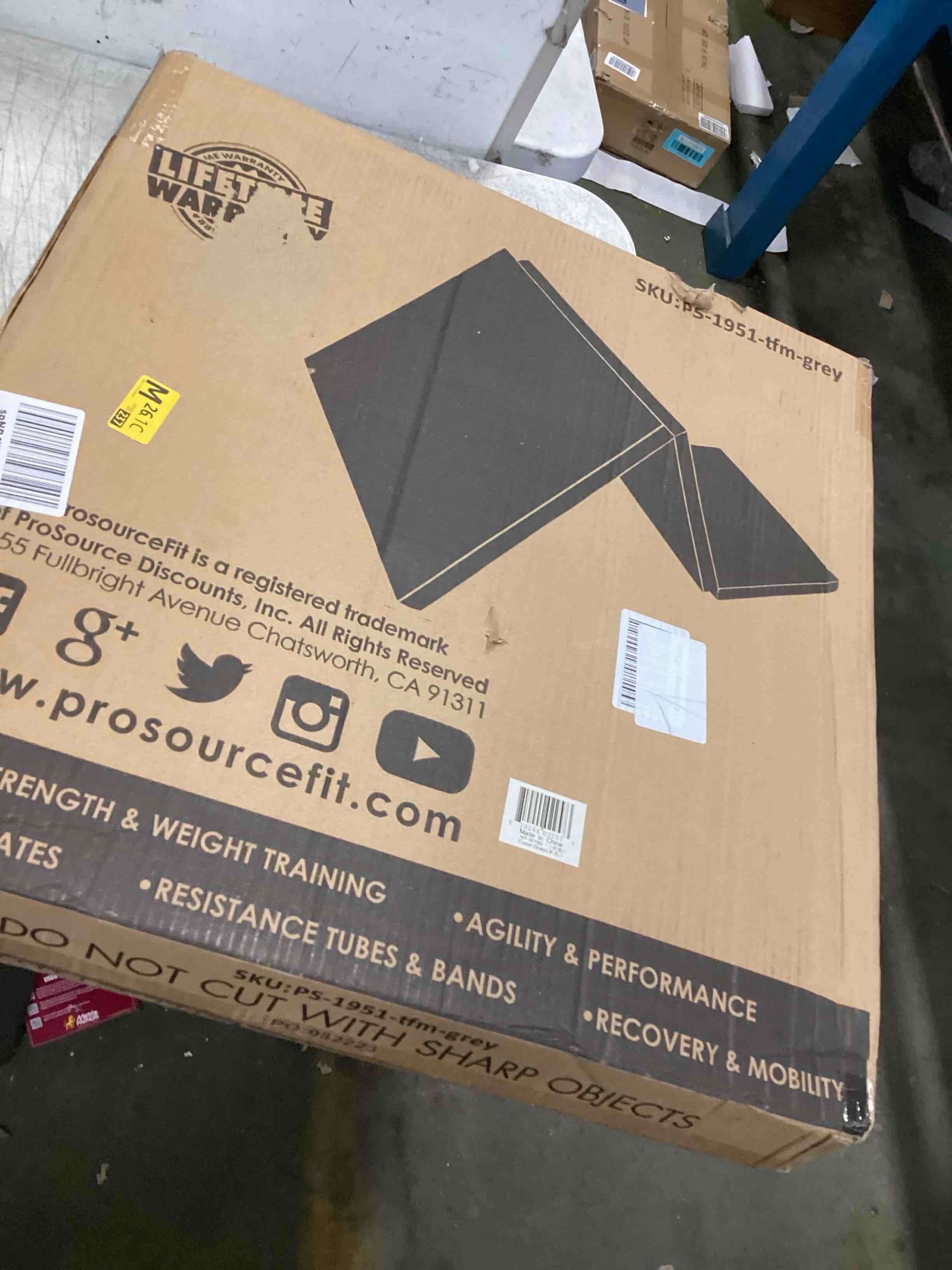 https://s3.amazonaws.com/lotting-images-prod/bidfta/RED6572952_1715355038669.jpeg
