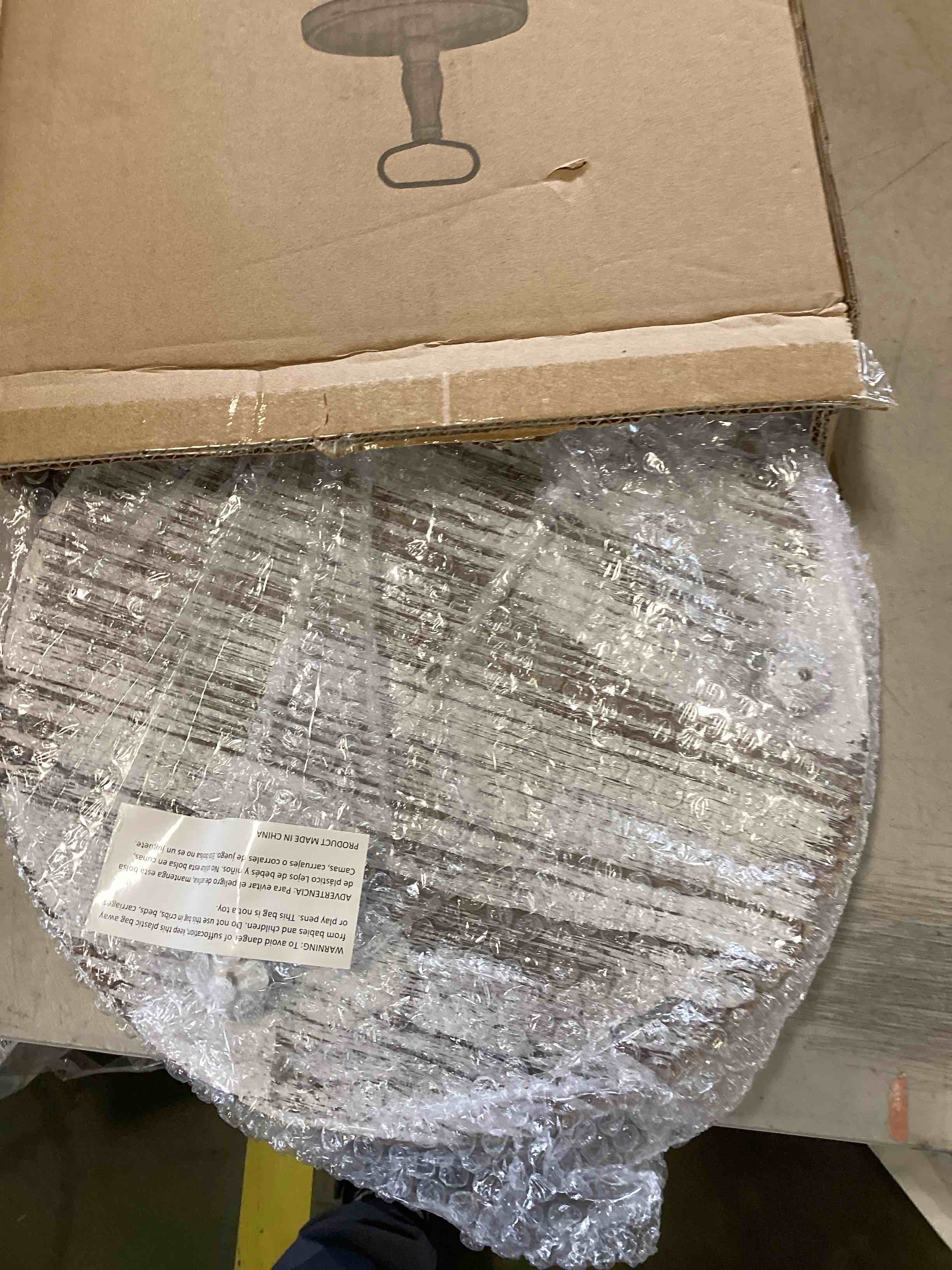 https://s3.amazonaws.com/lotting-images-prod/bidfta/RED6574181_1716914692431.jpeg