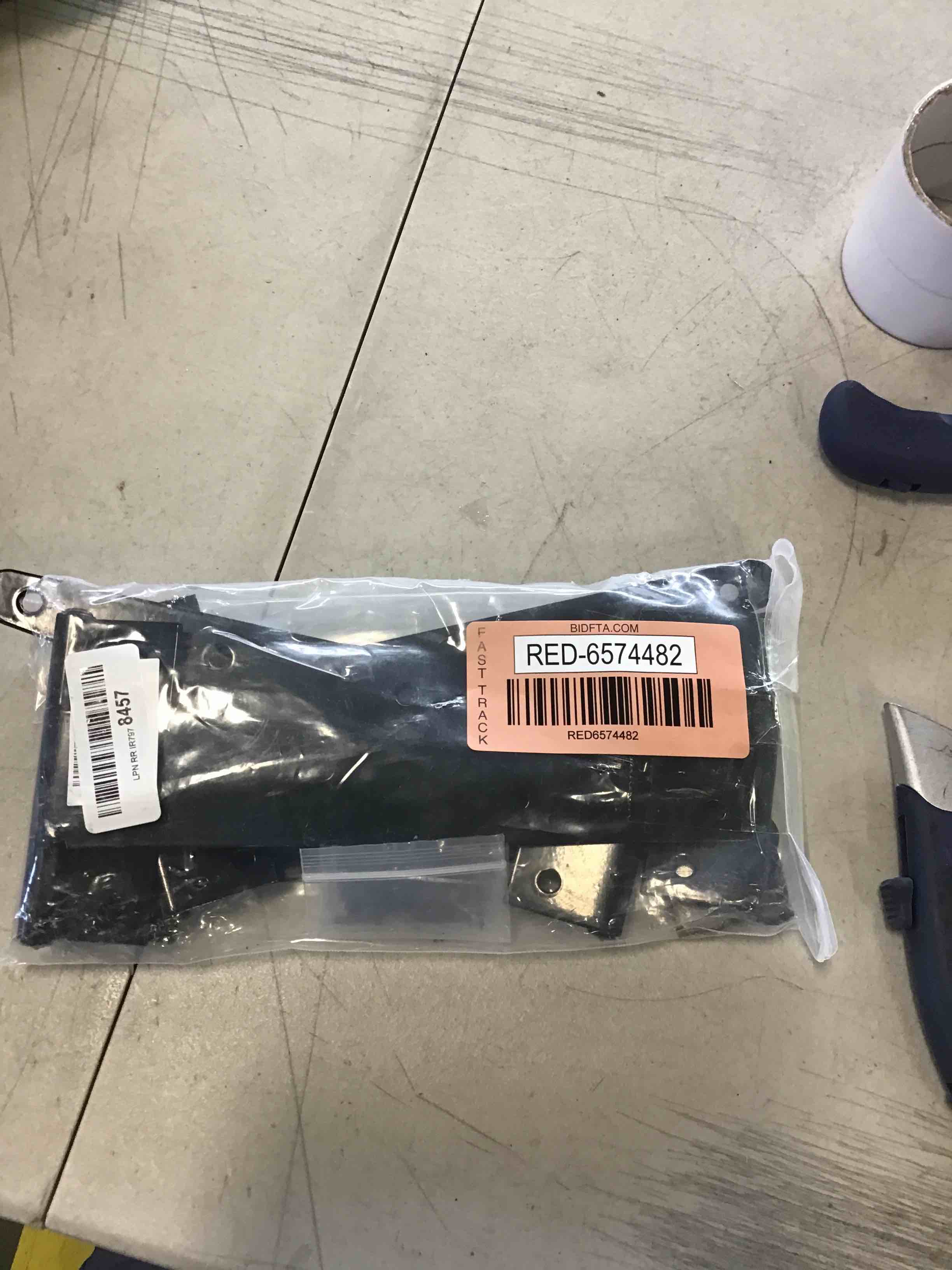 https://s3.amazonaws.com/lotting-images-prod/bidfta/RED6574482_1717079568260.jpeg
