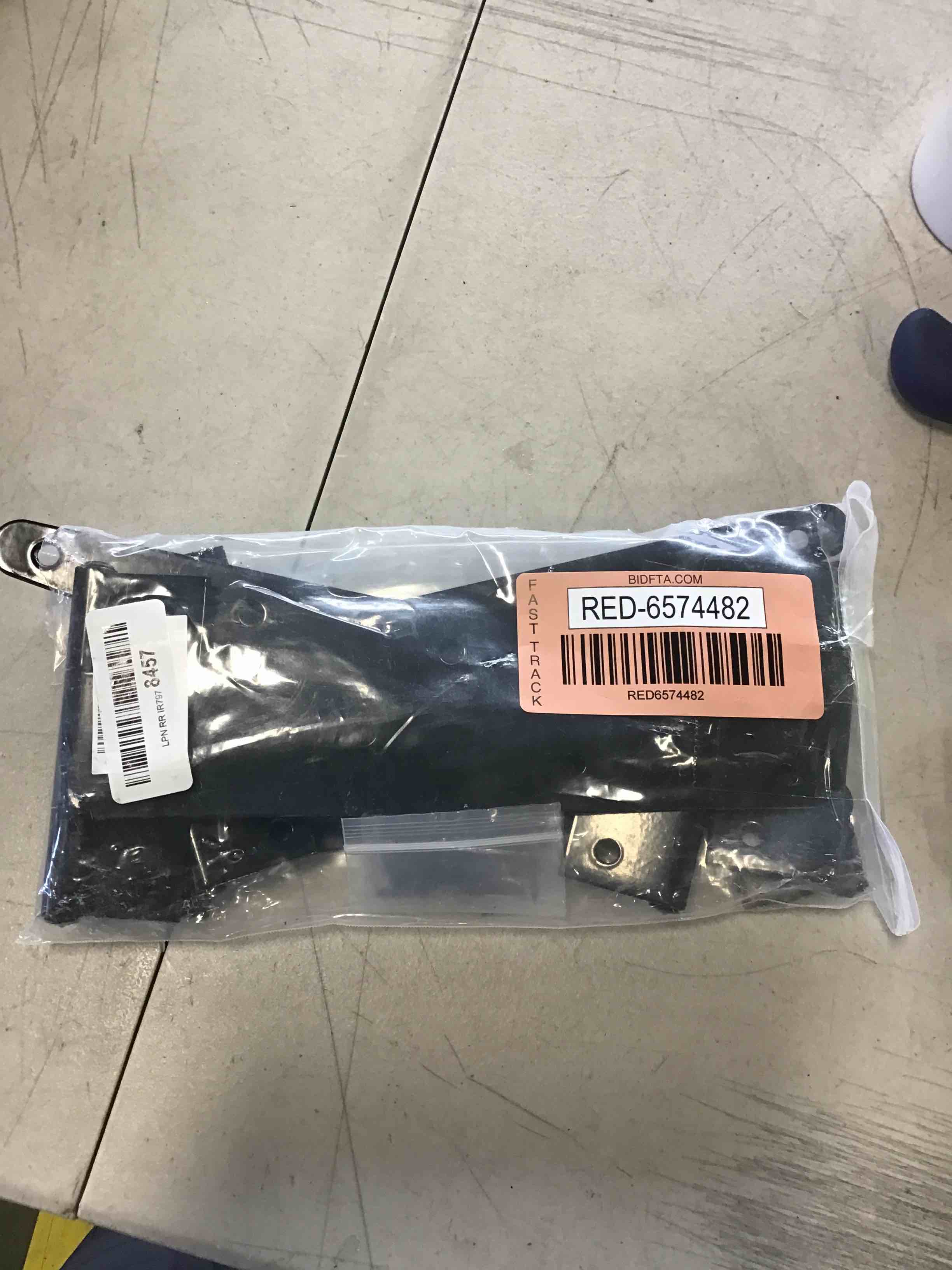 https://s3.amazonaws.com/lotting-images-prod/bidfta/RED6574482_1717079572711.jpeg
