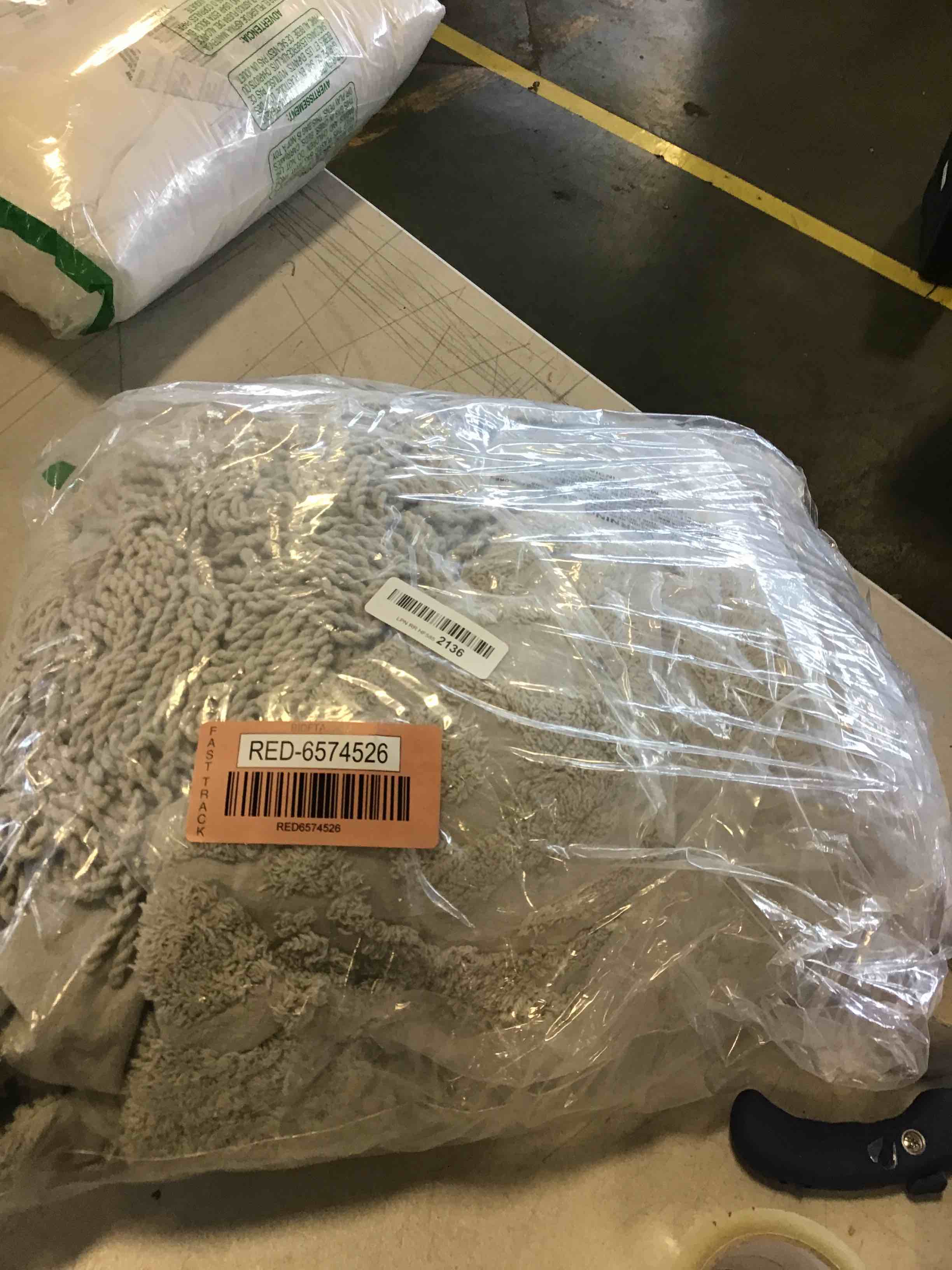 https://s3.amazonaws.com/lotting-images-prod/bidfta/RED6574526_1717083675831.jpeg