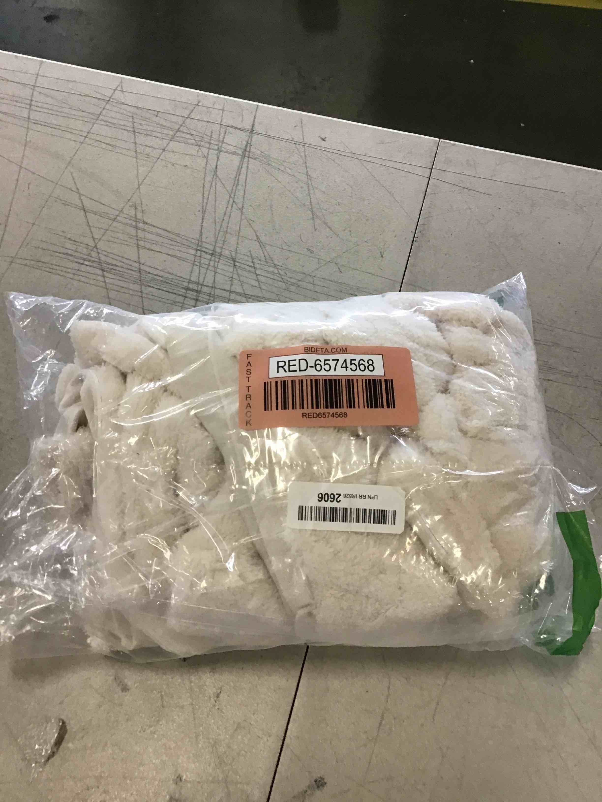 https://s3.amazonaws.com/lotting-images-prod/bidfta/RED6574568_1717089527385.jpeg