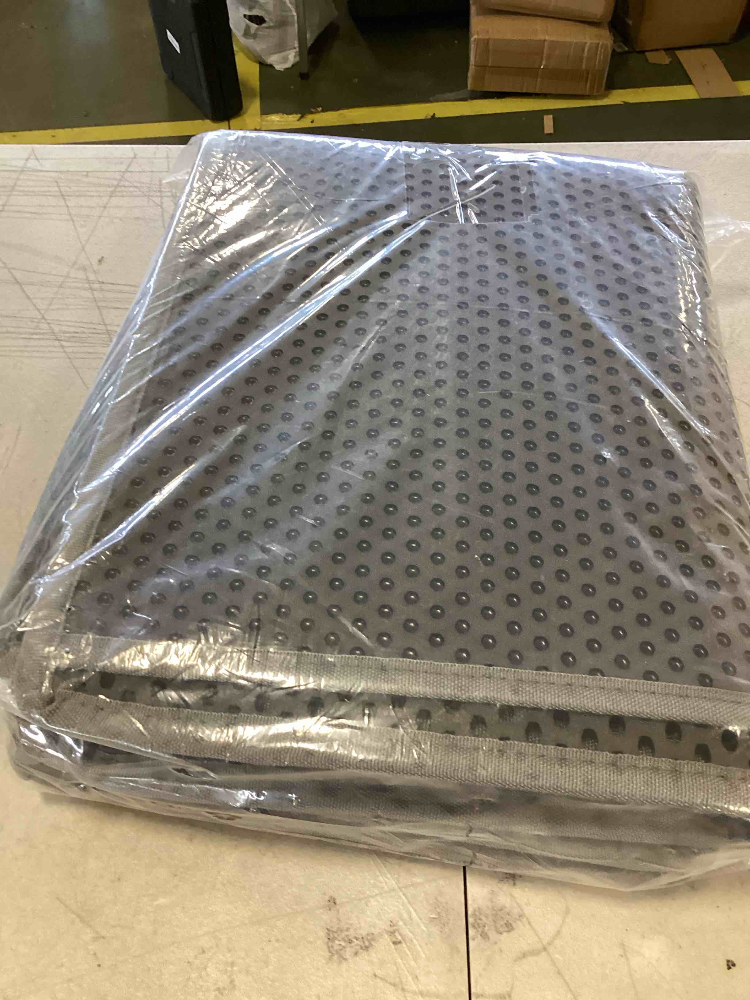 https://s3.amazonaws.com/lotting-images-prod/bidfta/RED6574752_1717185415192.jpeg