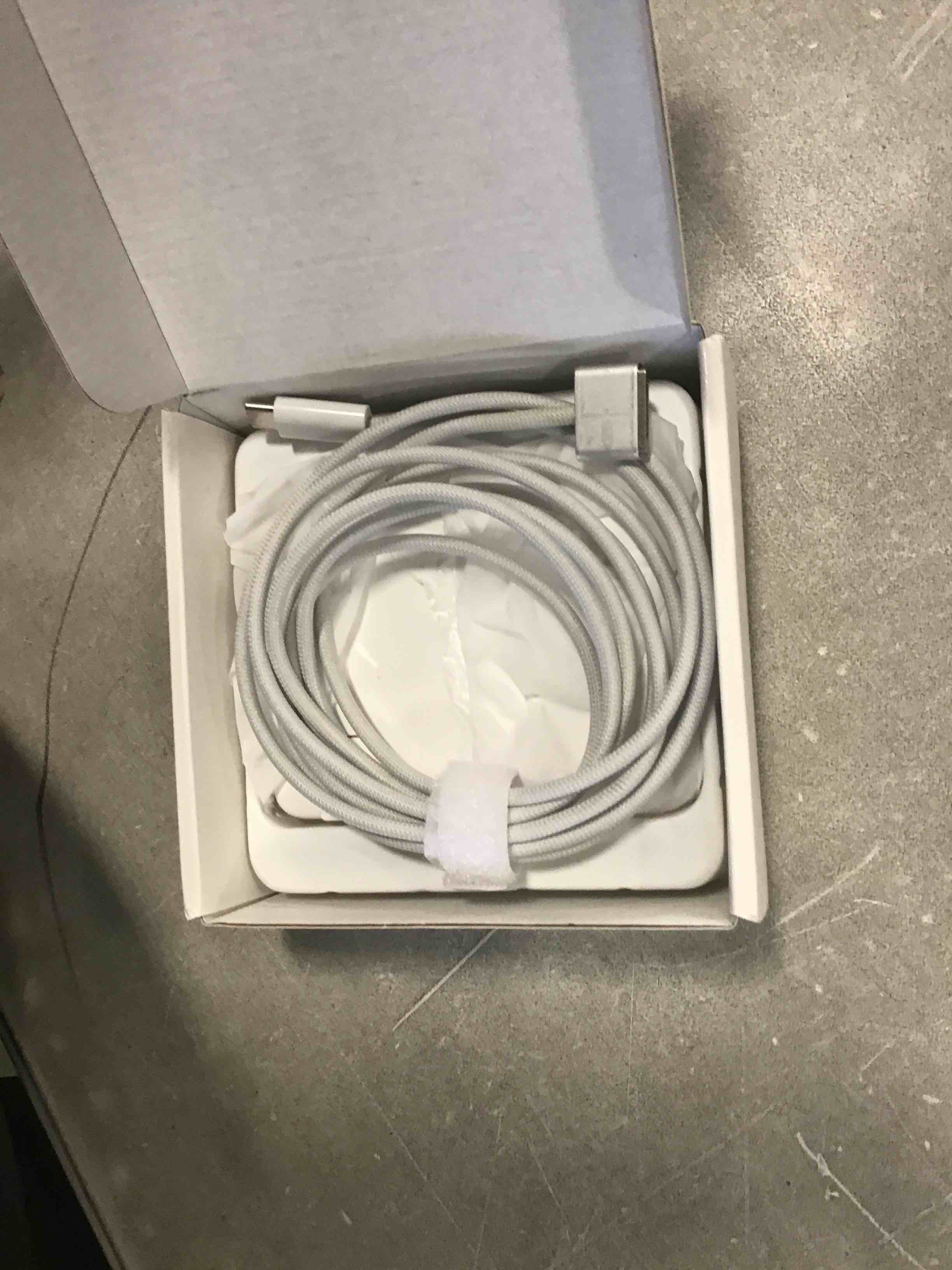https://s3.amazonaws.com/lotting-images-prod/bidfta/RED6576777_1715602875392.jpeg