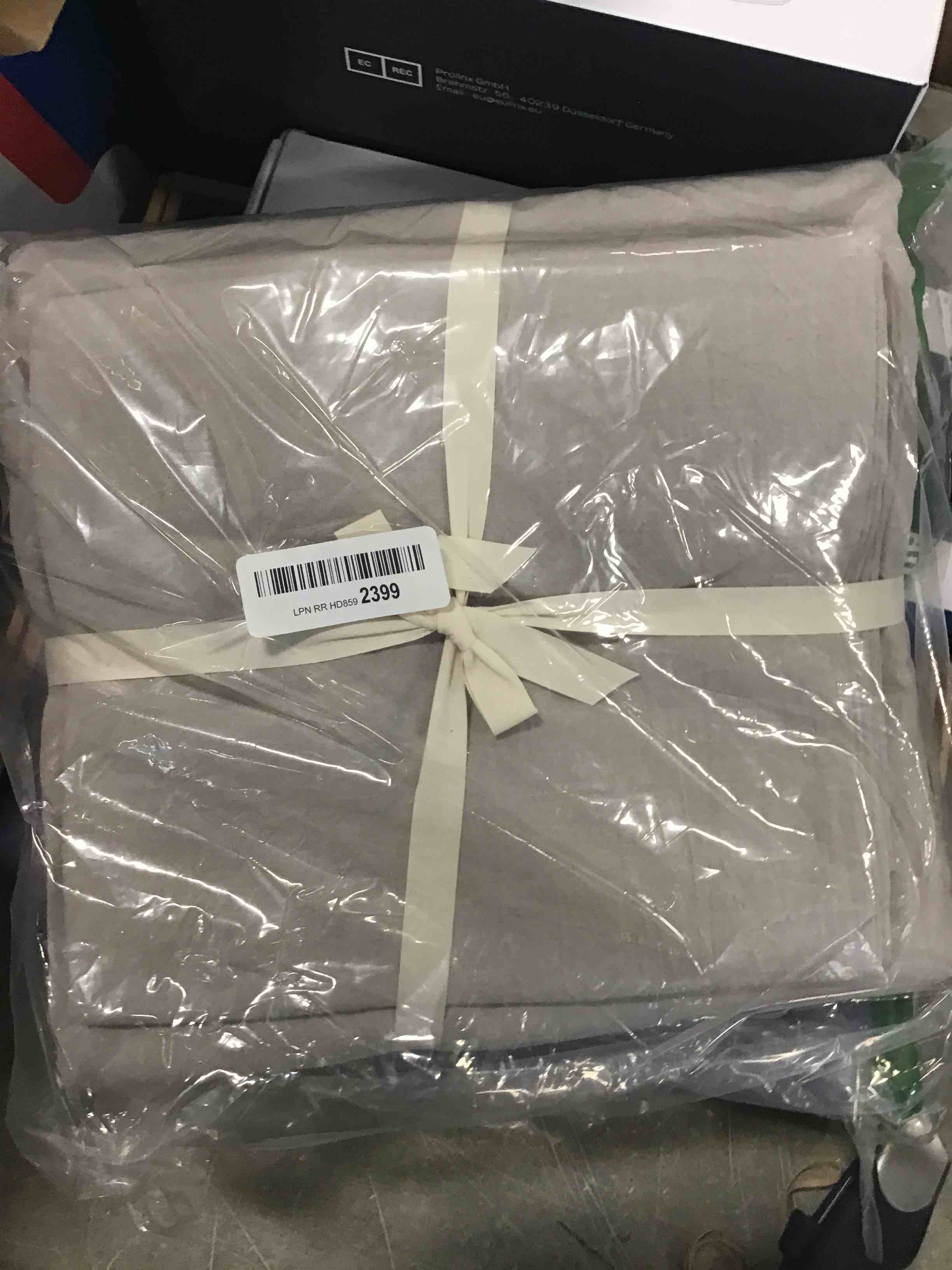 https://s3.amazonaws.com/lotting-images-prod/bidfta/RED6577011_1715693222187.jpeg