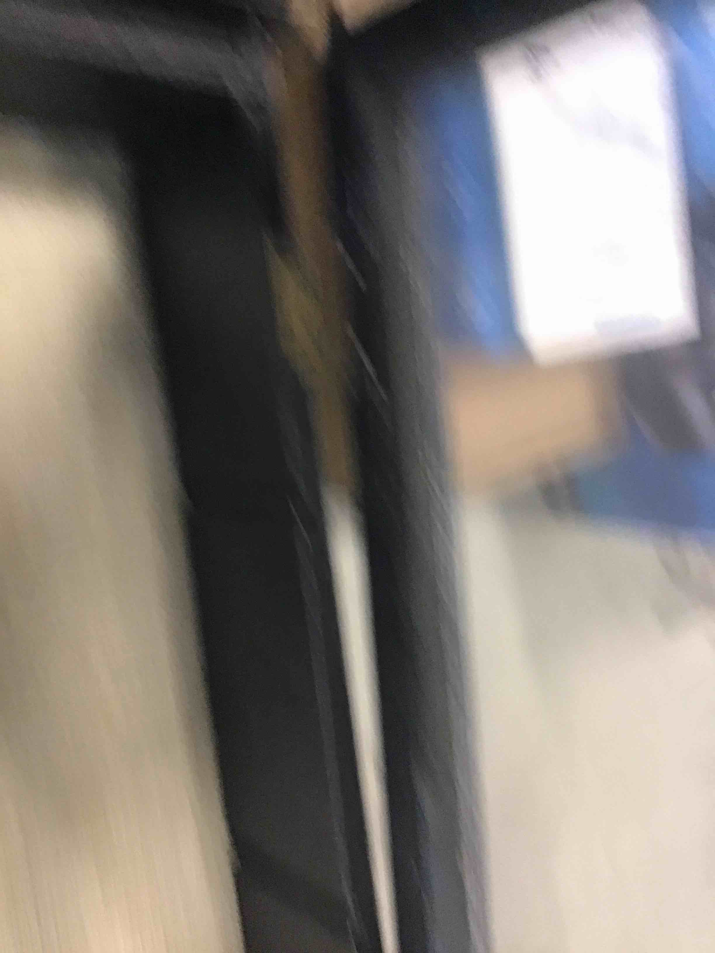 https://s3.amazonaws.com/lotting-images-prod/bidfta/RED6577077_1715699749746.jpeg
