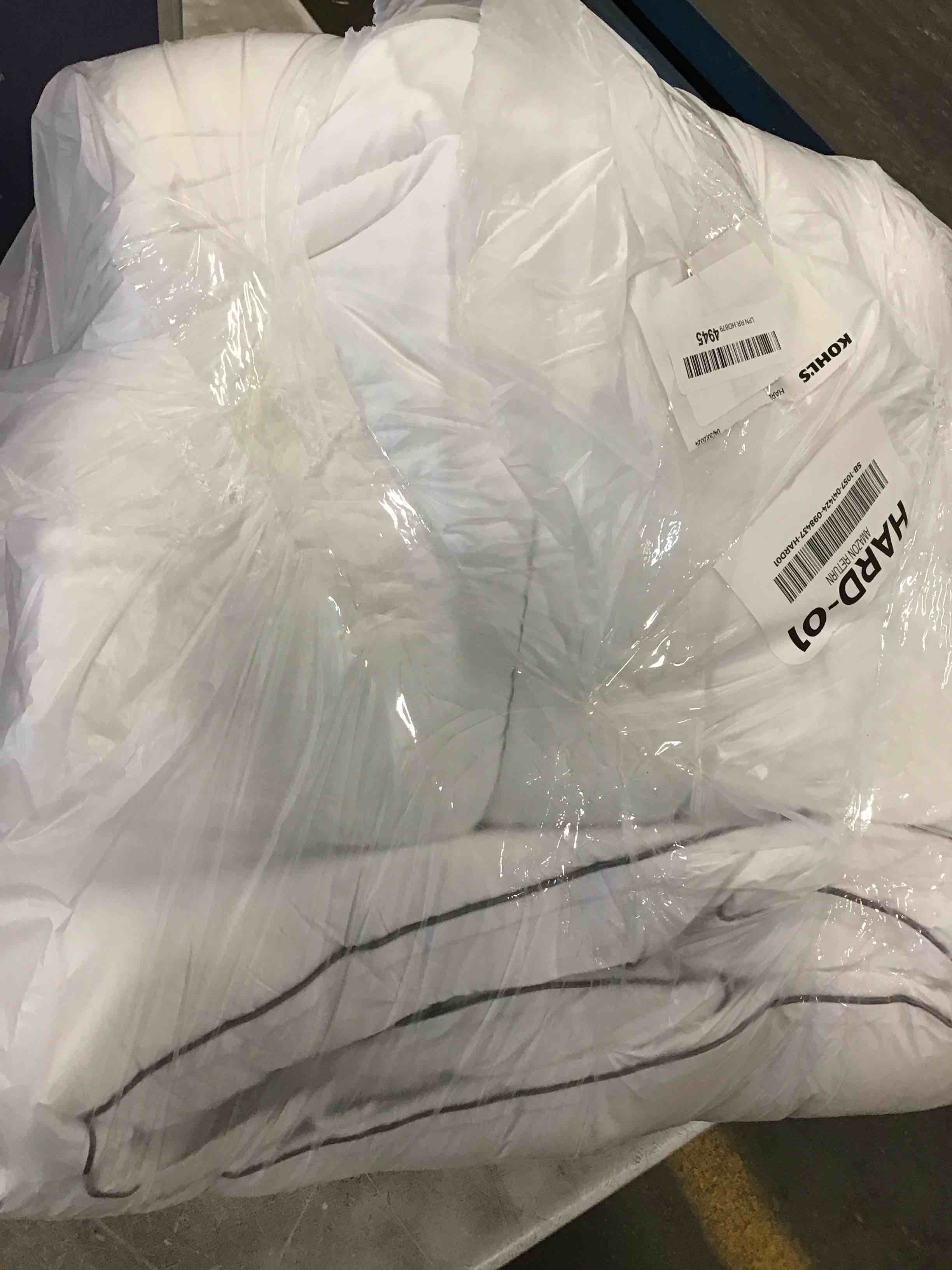 https://s3.amazonaws.com/lotting-images-prod/bidfta/RED6578377_1715280926834.jpeg