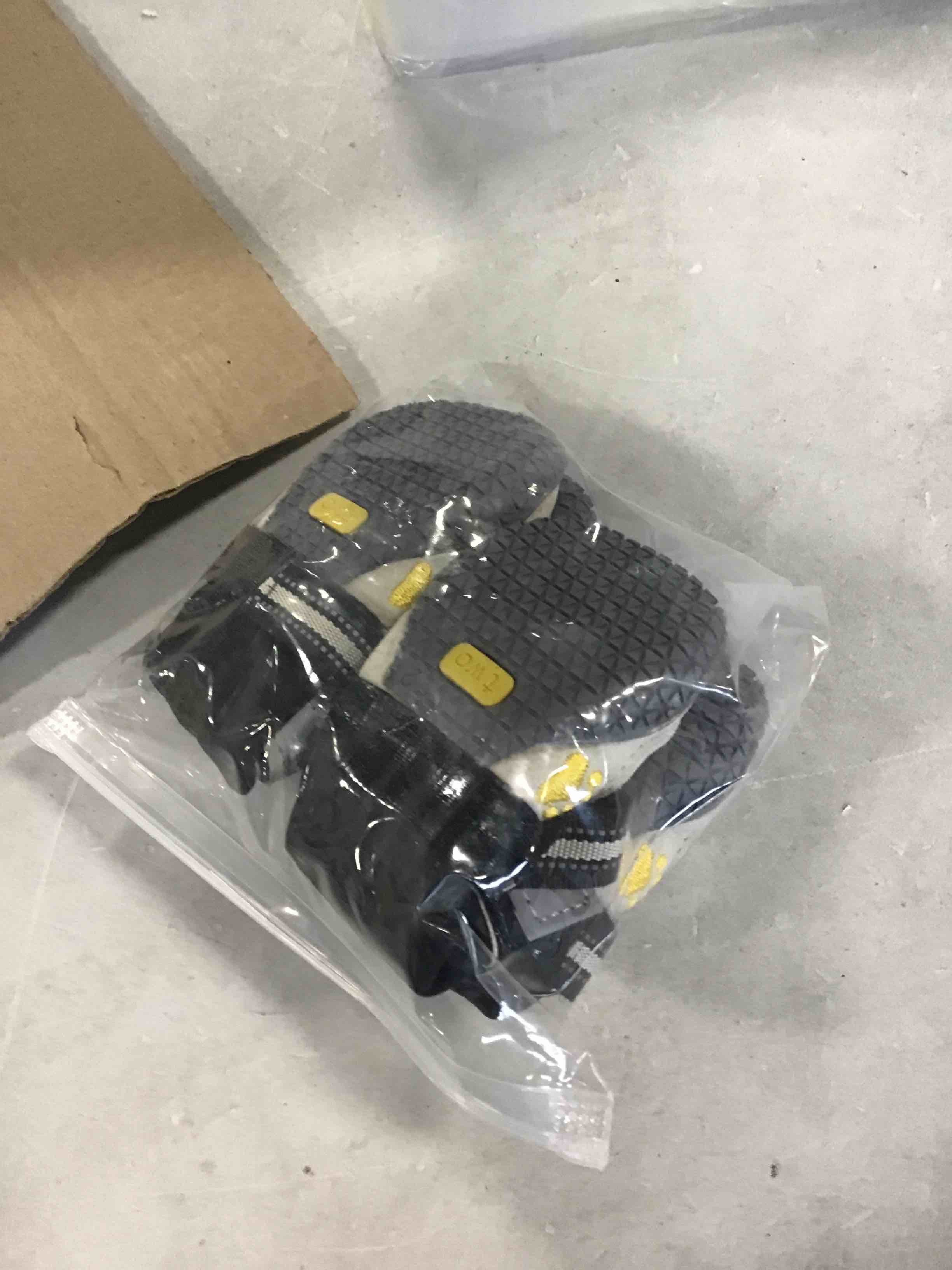 https://s3.amazonaws.com/lotting-images-prod/bidfta/RED6580111_1715701257361.jpeg