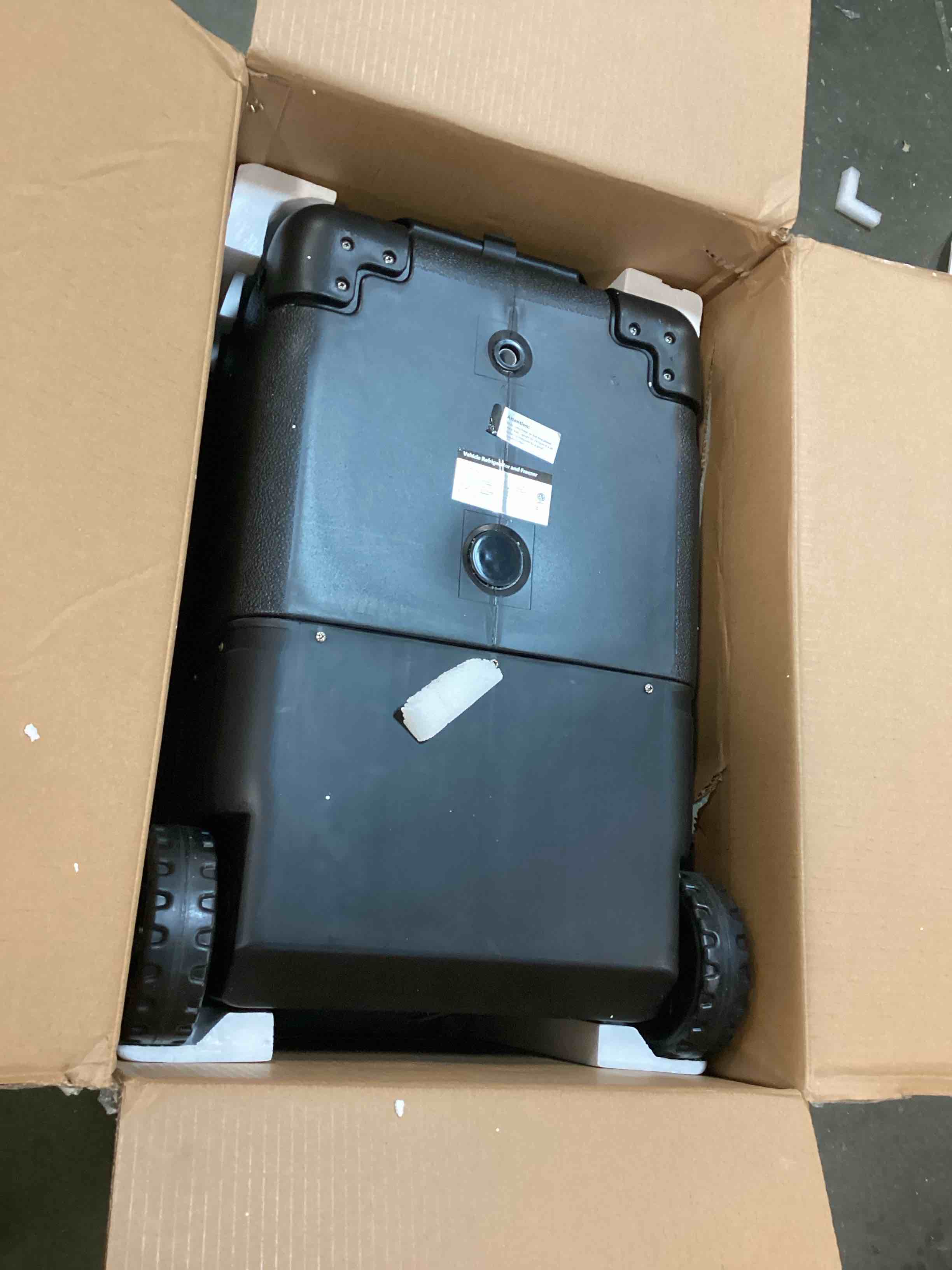 https://s3.amazonaws.com/lotting-images-prod/bidfta/RED6581208_1715259528735.jpeg