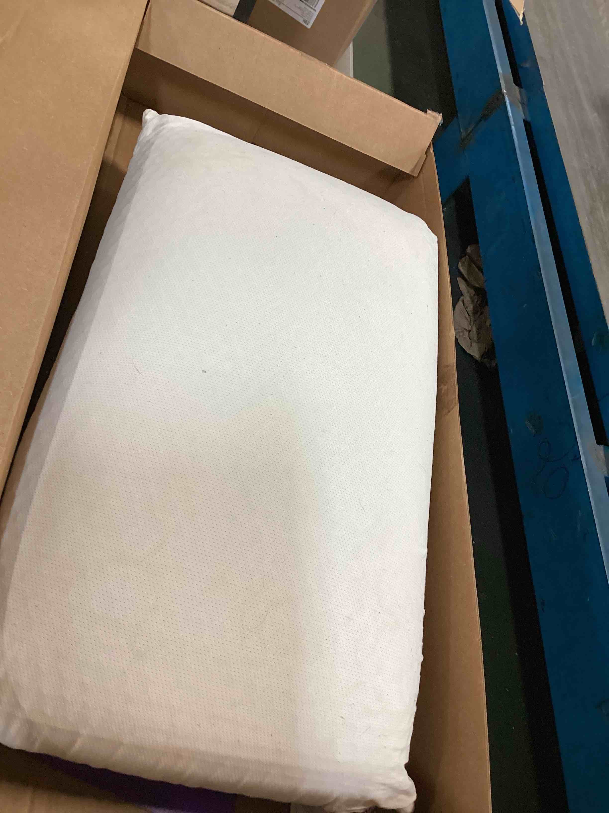 https://s3.amazonaws.com/lotting-images-prod/bidfta/RED6581289_1715269705489.jpeg