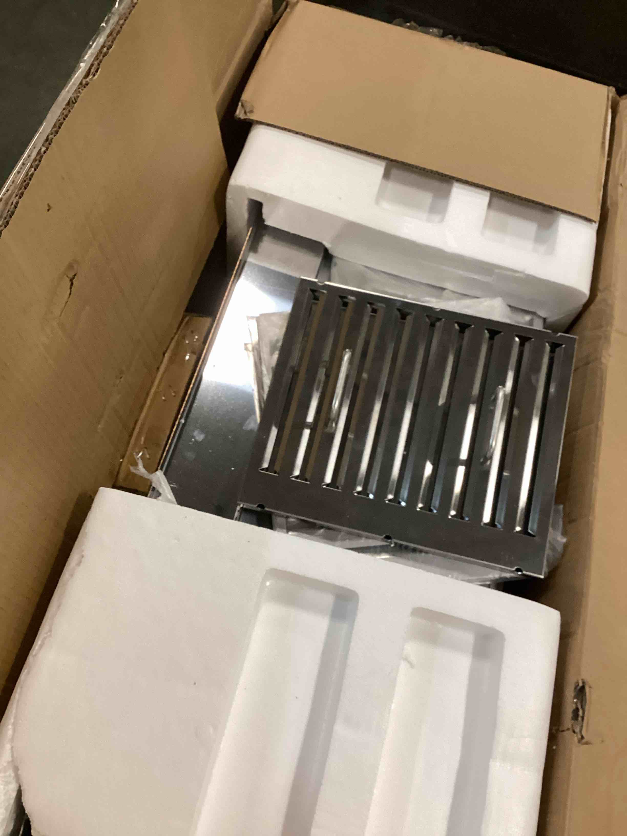 https://s3.amazonaws.com/lotting-images-prod/bidfta/RED6582804_1715252762899.jpeg