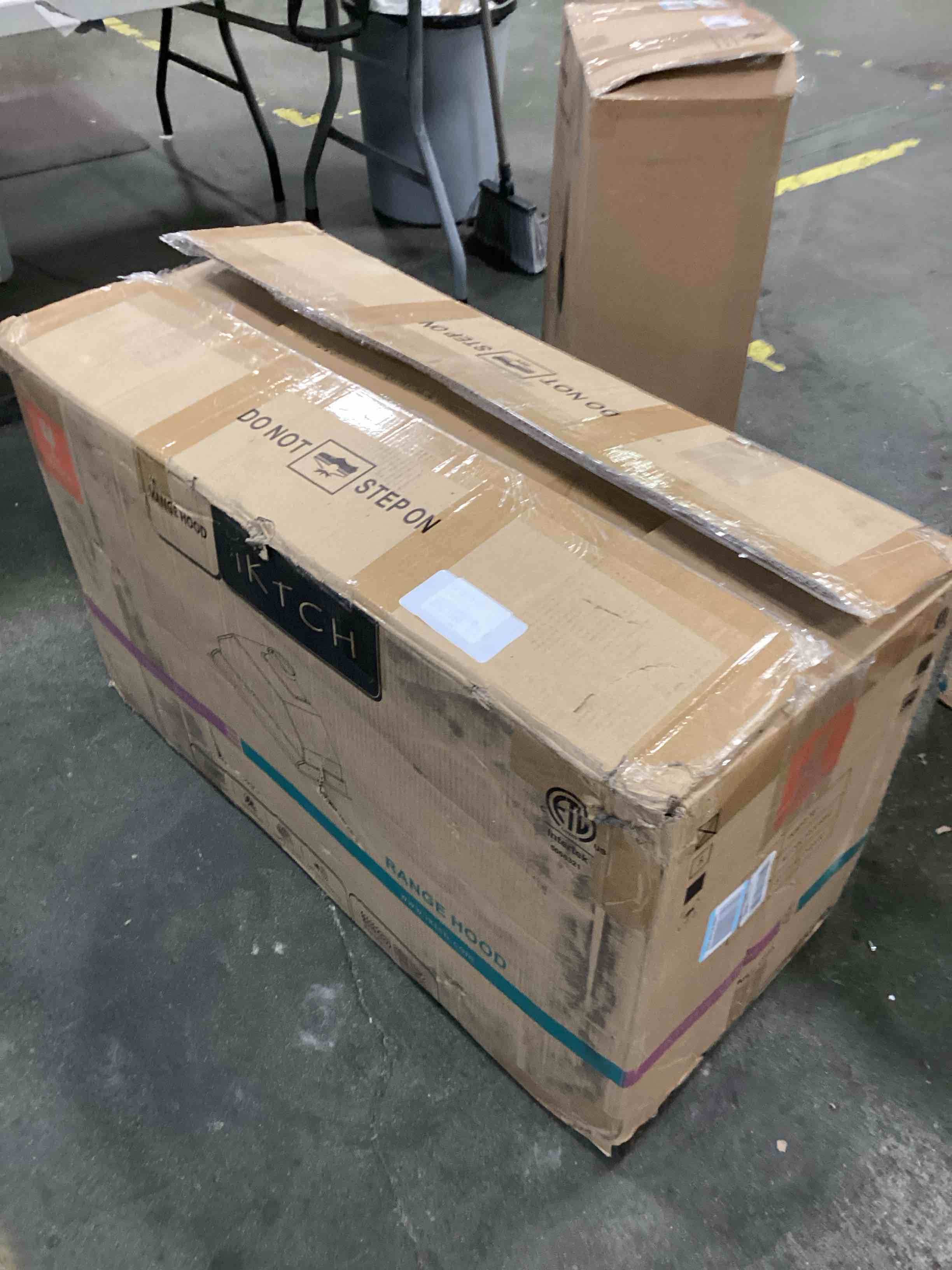 https://s3.amazonaws.com/lotting-images-prod/bidfta/RED6582804_1715252772772.jpeg