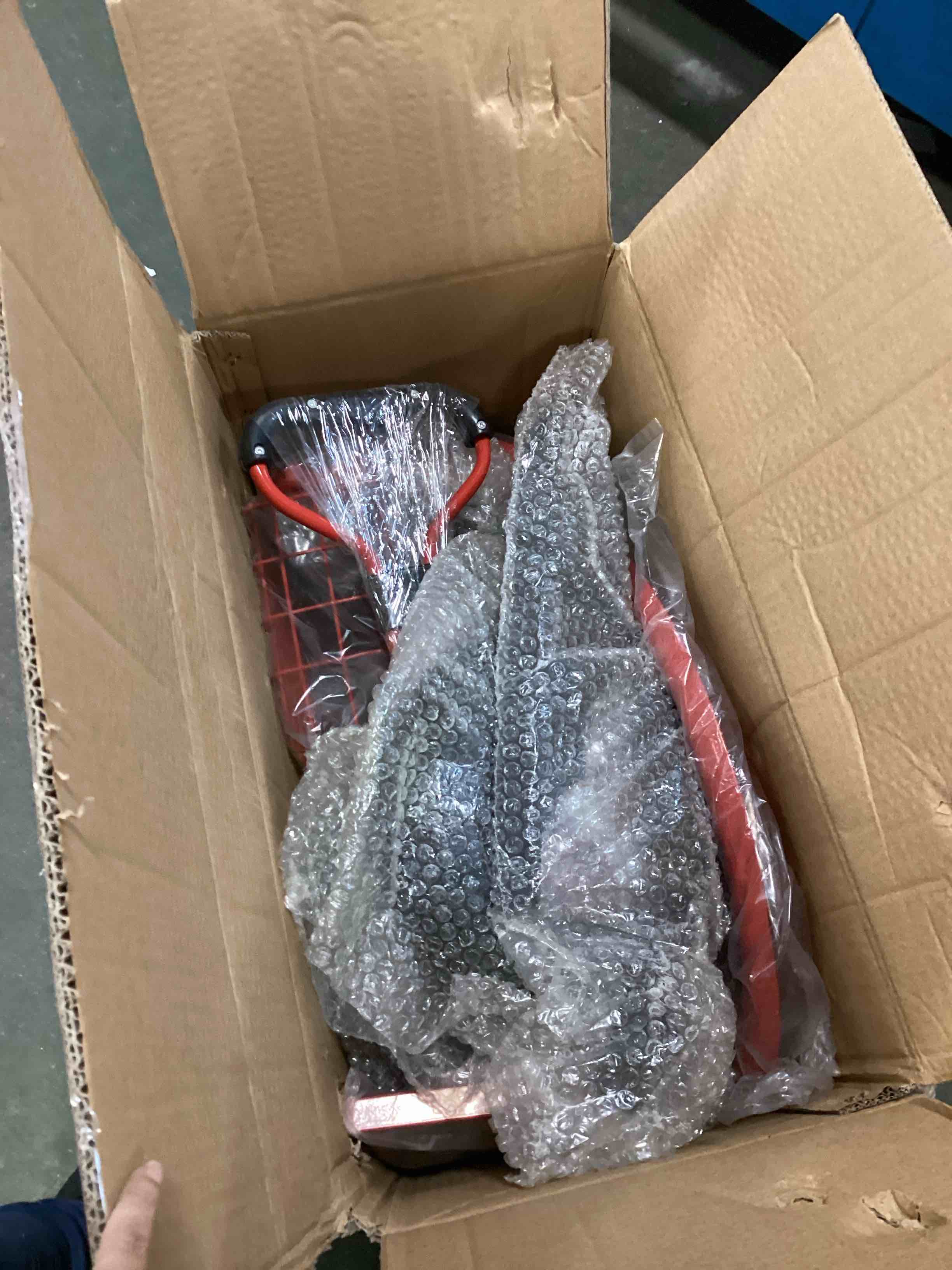 https://s3.amazonaws.com/lotting-images-prod/bidfta/RED6583236_1715352758492.jpeg