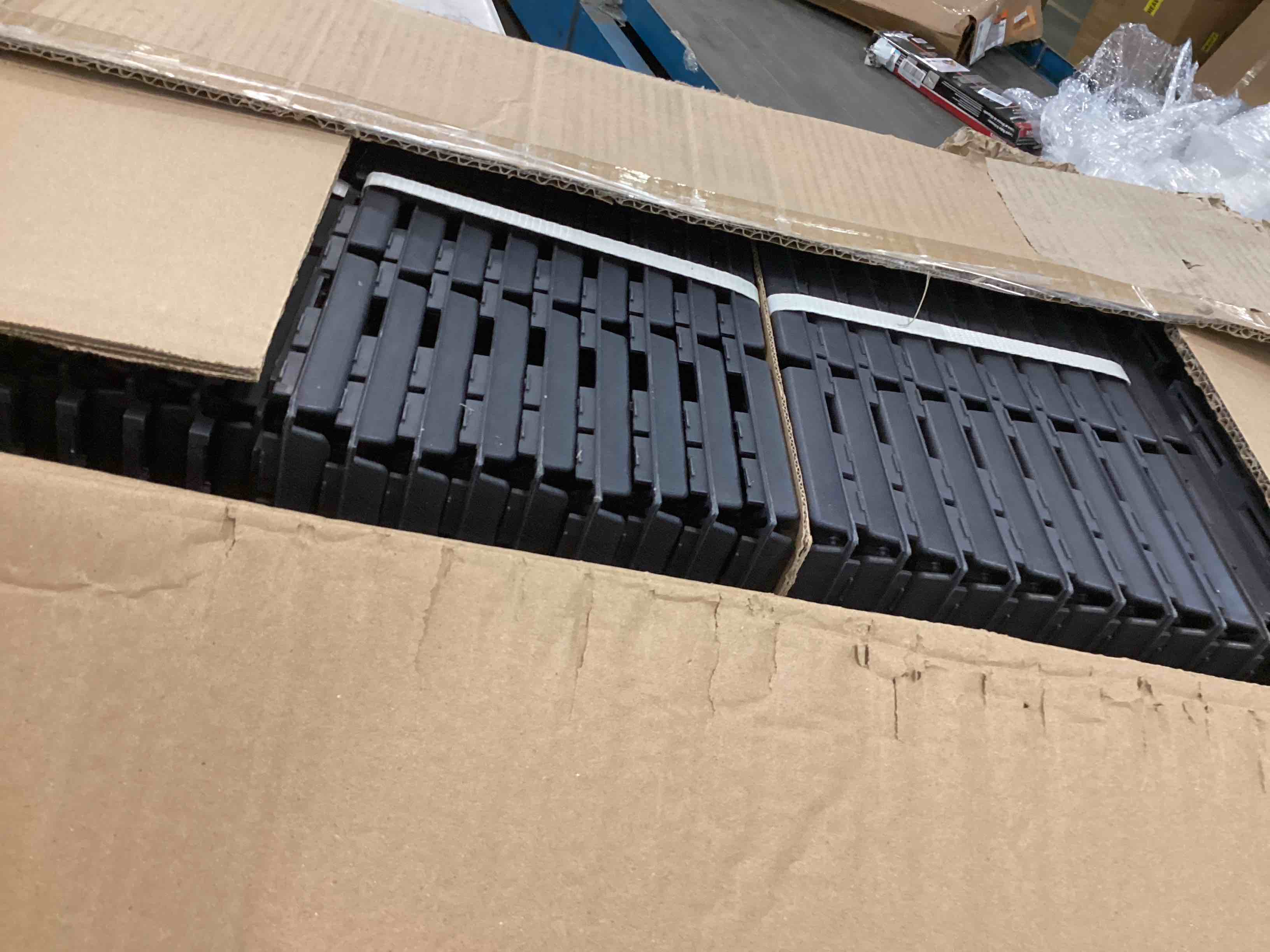 https://s3.amazonaws.com/lotting-images-prod/bidfta/RED6583700_1715603904129.jpeg
