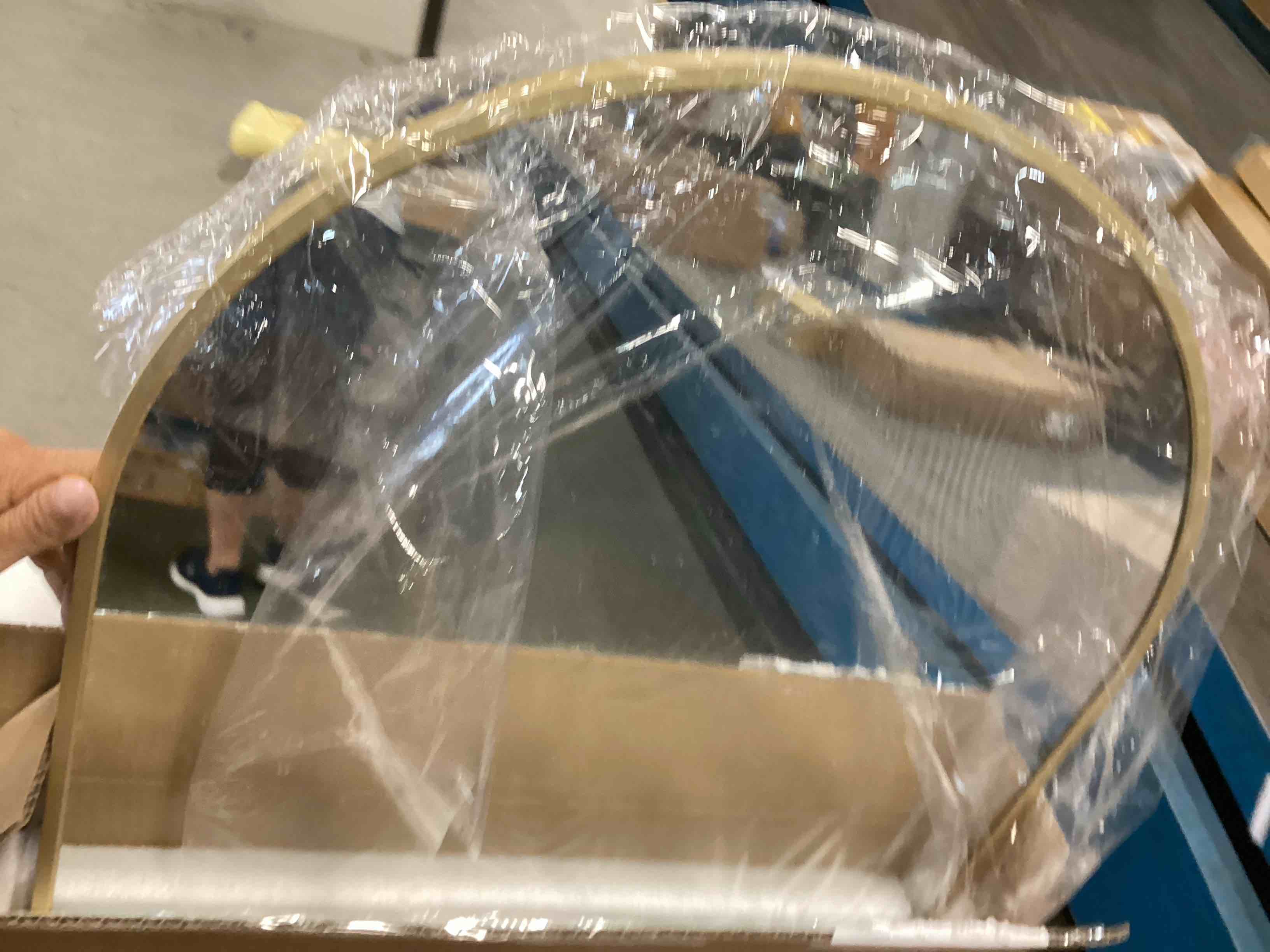 https://s3.amazonaws.com/lotting-images-prod/bidfta/RED6583709_1715604595528.jpeg