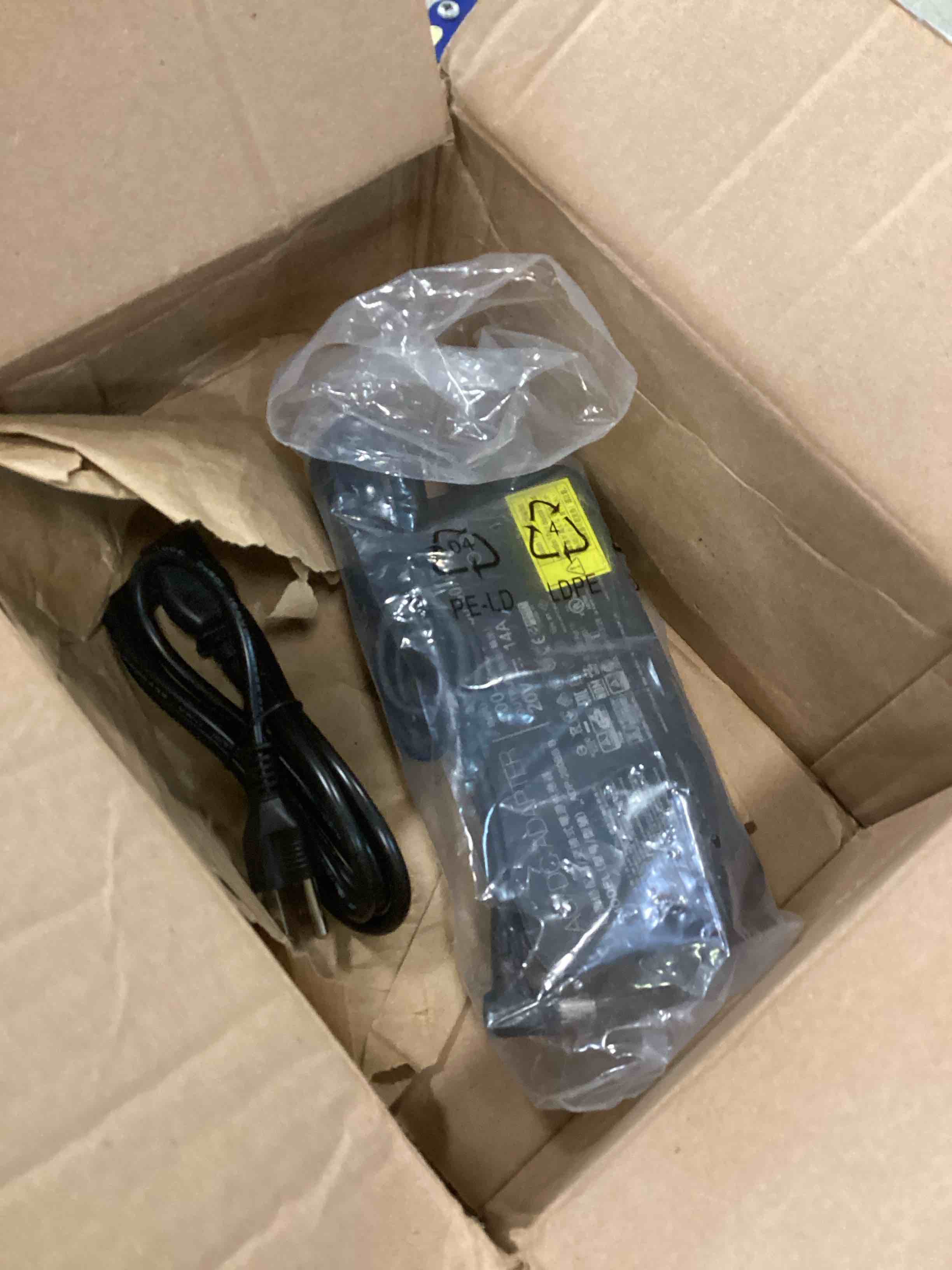 https://s3.amazonaws.com/lotting-images-prod/bidfta/RED6583915_1715628607692.jpeg