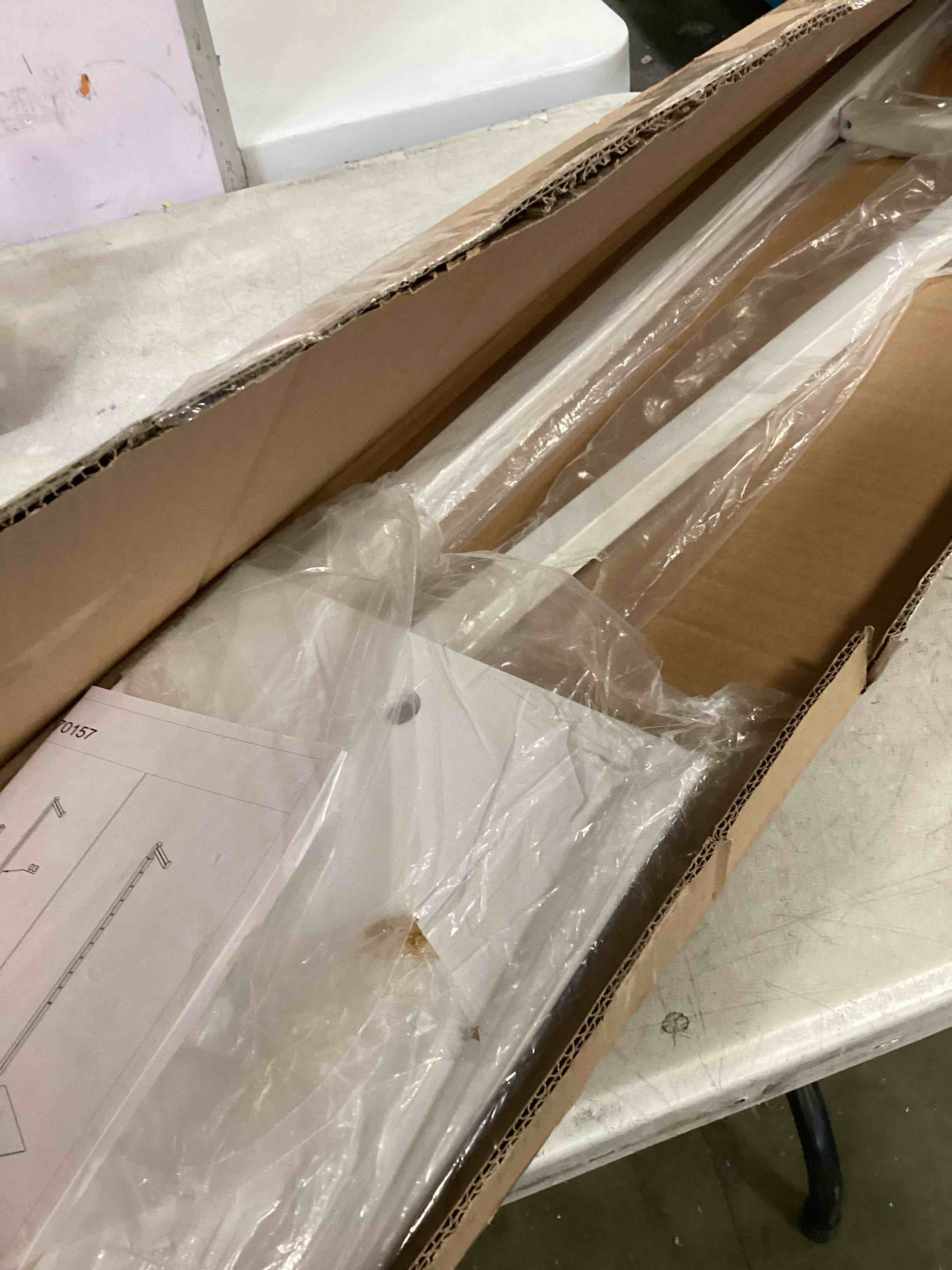https://s3.amazonaws.com/lotting-images-prod/bidfta/RED6584740_1716221729827.jpeg