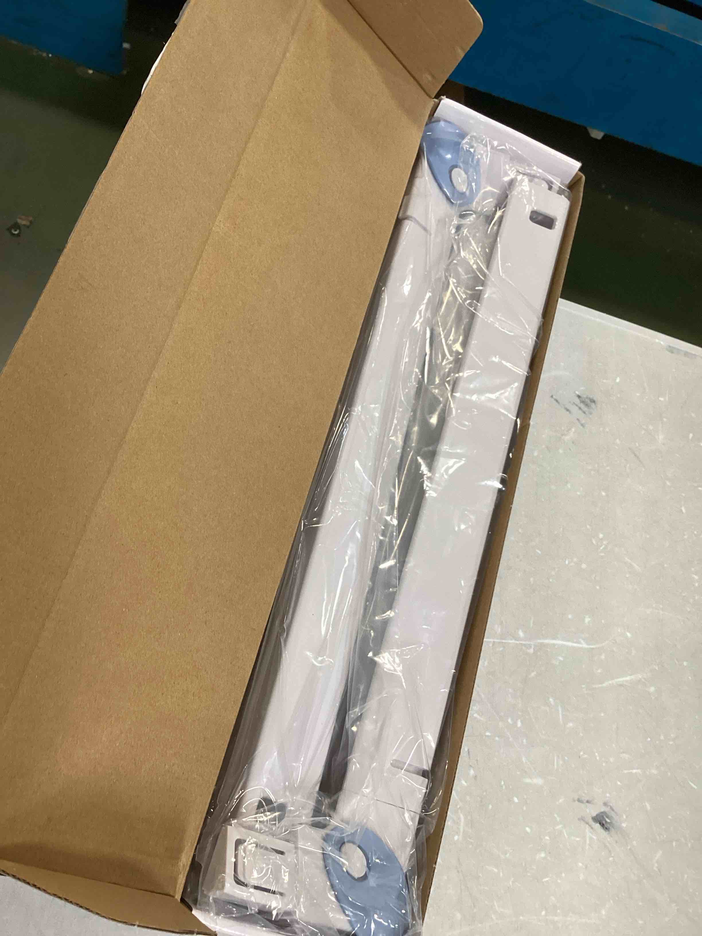https://s3.amazonaws.com/lotting-images-prod/bidfta/RED6584914_1716298899926.jpeg
