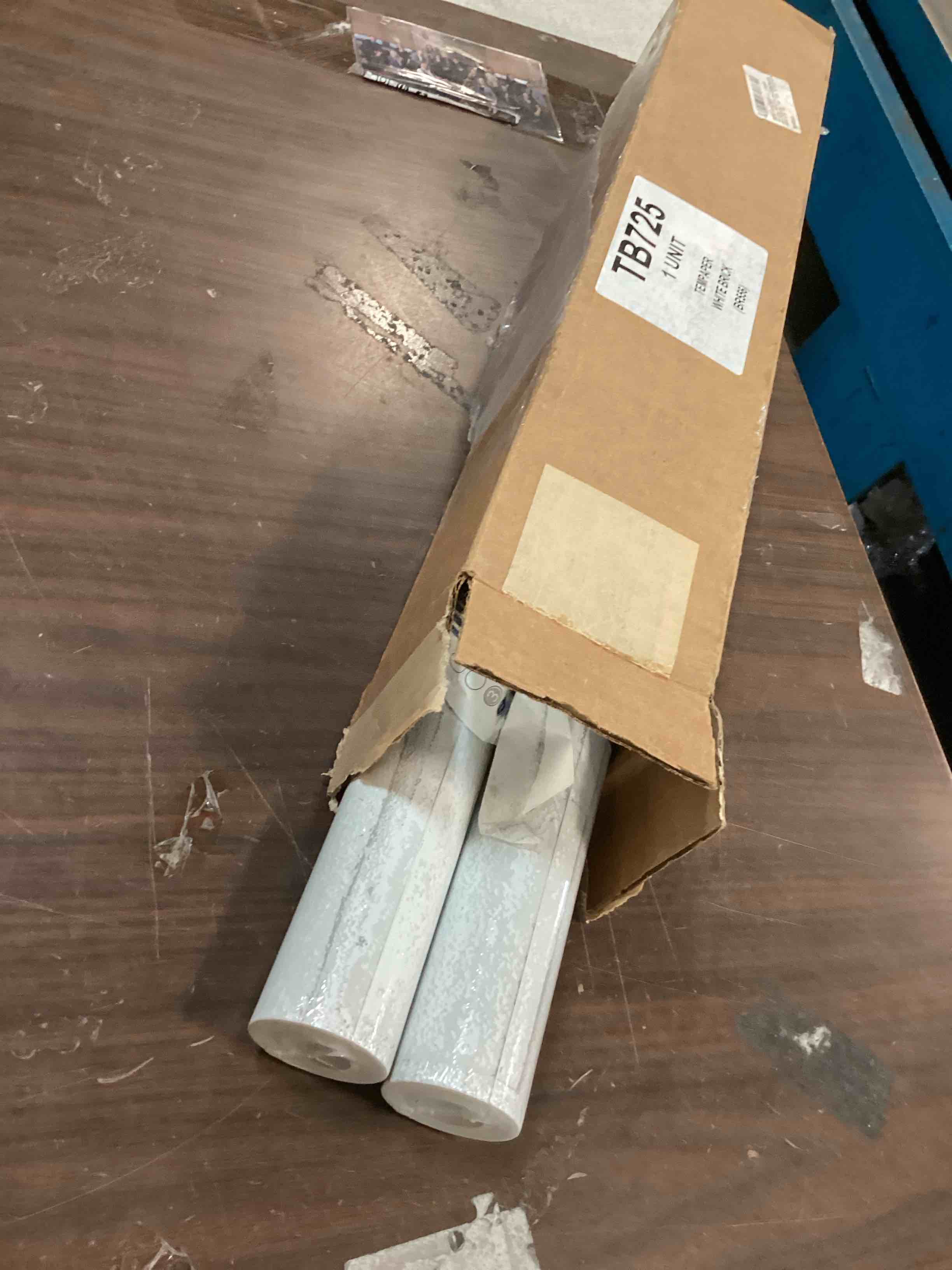 https://s3.amazonaws.com/lotting-images-prod/bidfta/RED6585391_1716488624604.jpeg