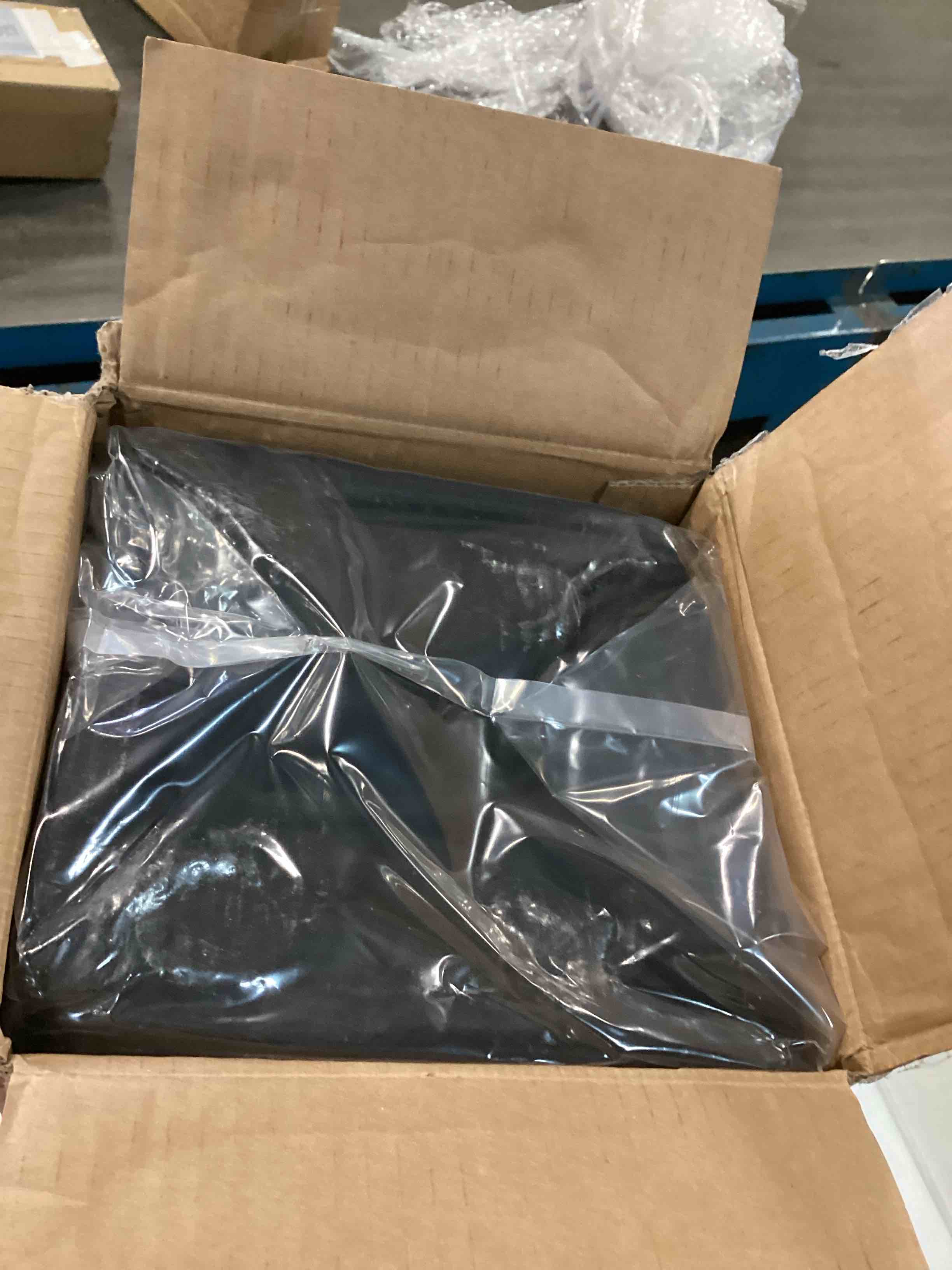 https://s3.amazonaws.com/lotting-images-prod/bidfta/RED6585986_1716229242900.jpeg
