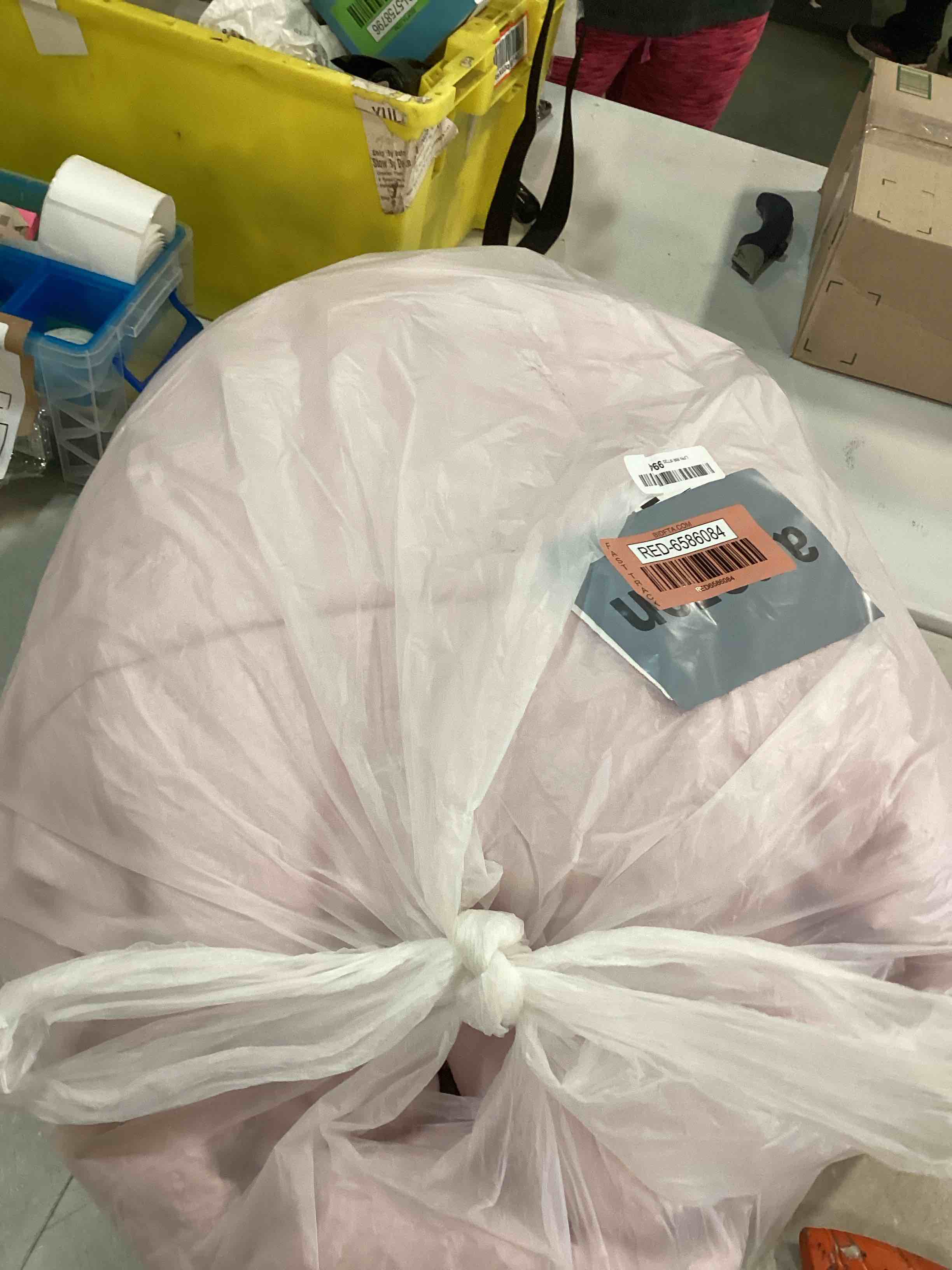 https://s3.amazonaws.com/lotting-images-prod/bidfta/RED6586084_1716297420965.jpeg