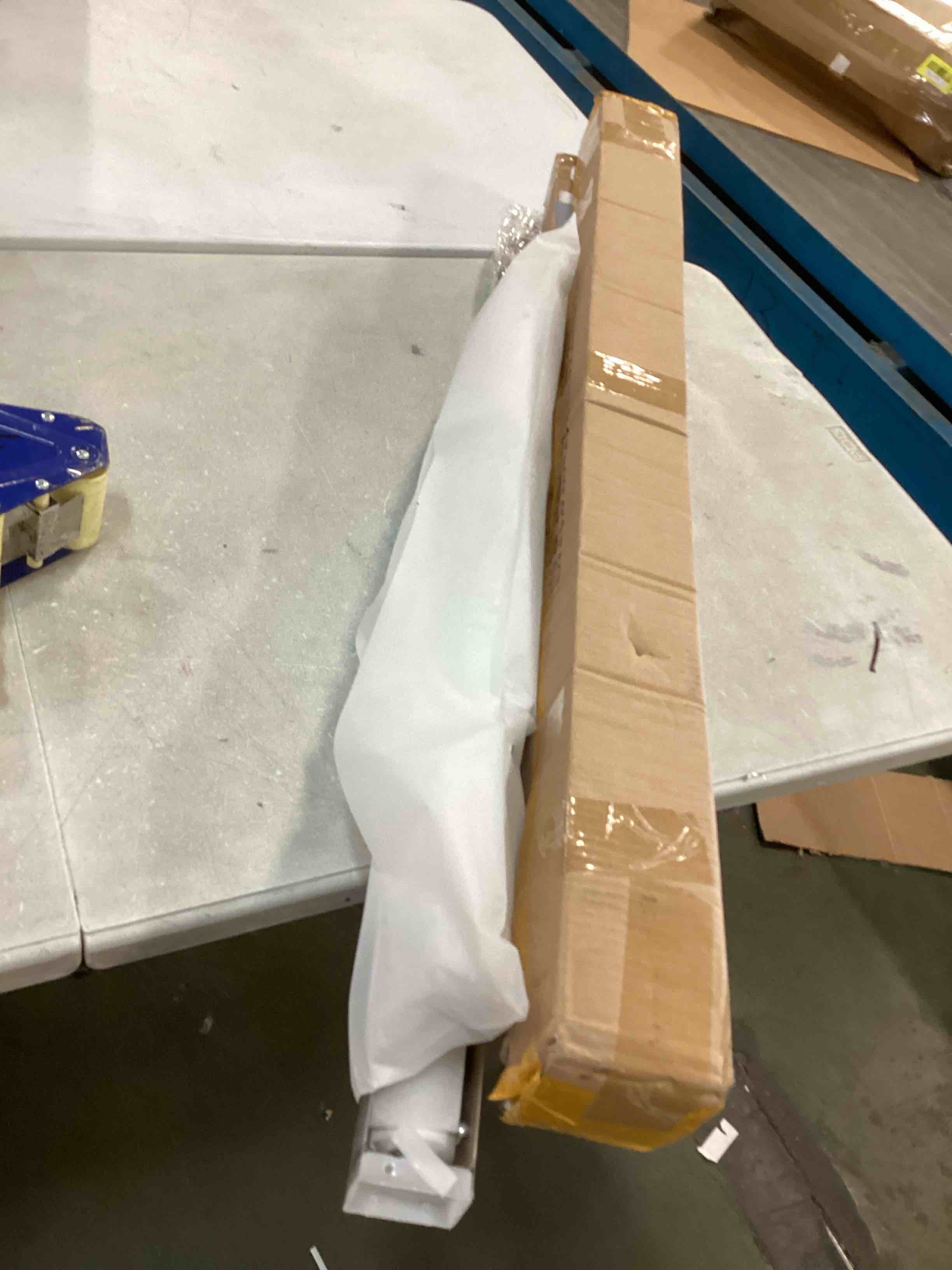 https://s3.amazonaws.com/lotting-images-prod/bidfta/RED6586266_1716321298739.jpeg