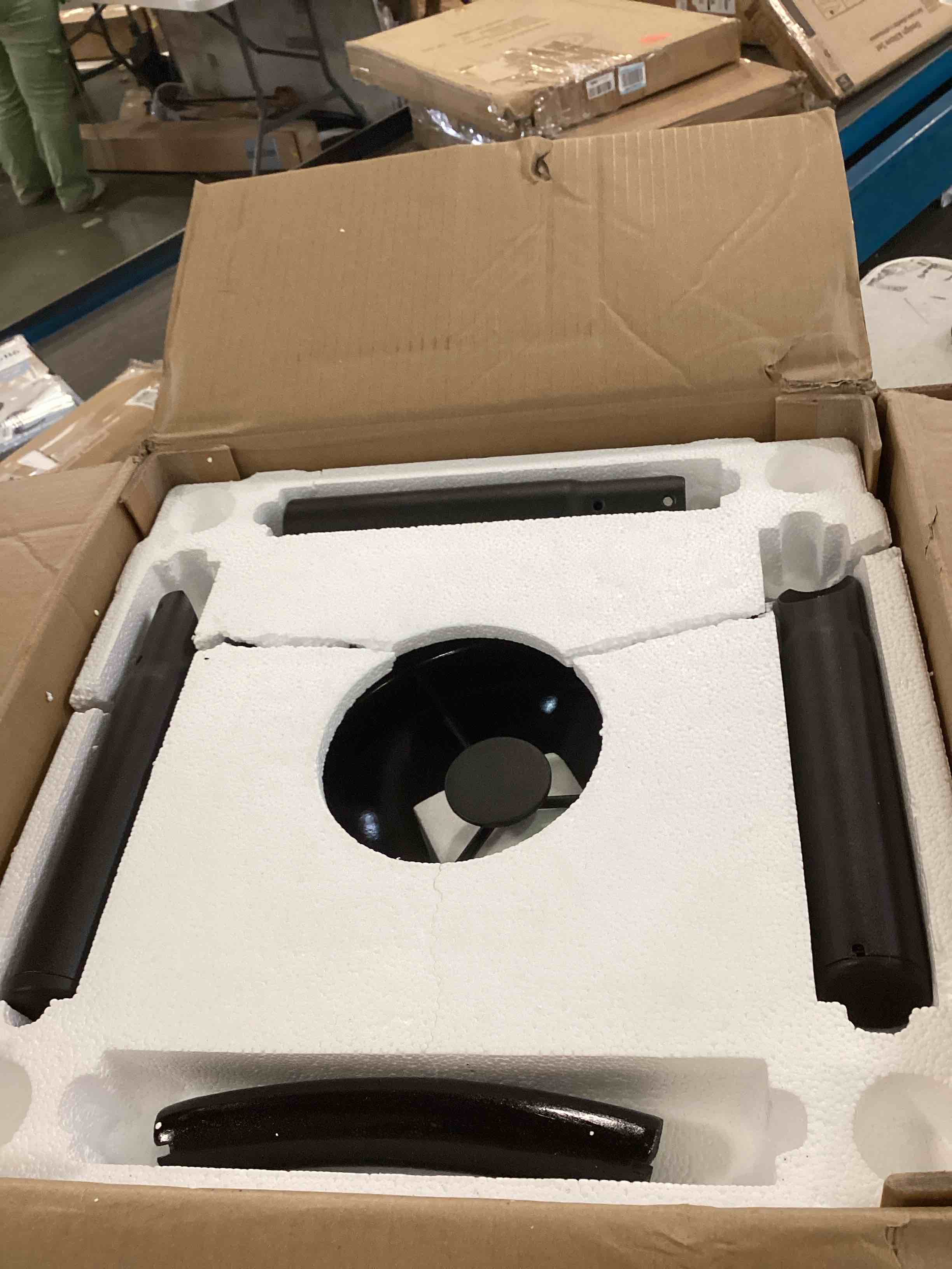 https://s3.amazonaws.com/lotting-images-prod/bidfta/RED6586923_1716579965374.jpeg