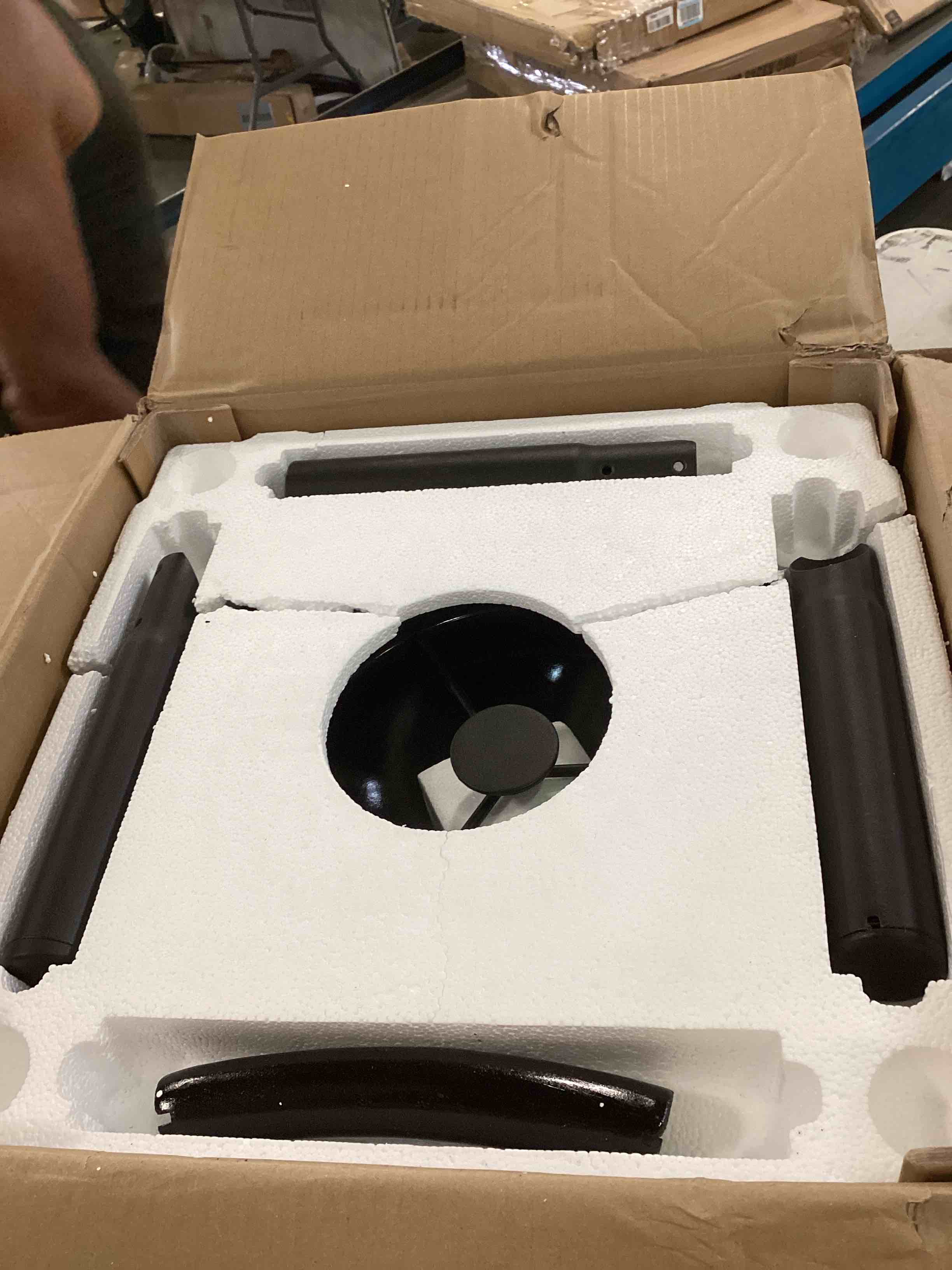https://s3.amazonaws.com/lotting-images-prod/bidfta/RED6586923_1716579966715.jpeg