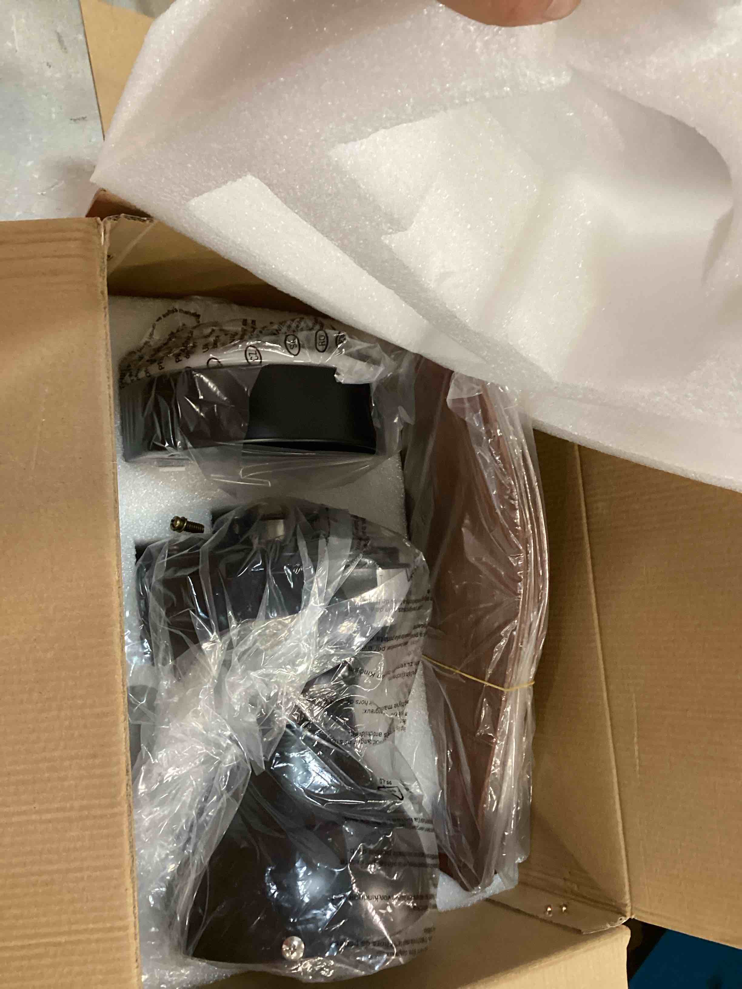 https://s3.amazonaws.com/lotting-images-prod/bidfta/RED6587653_1718203946823.jpeg
