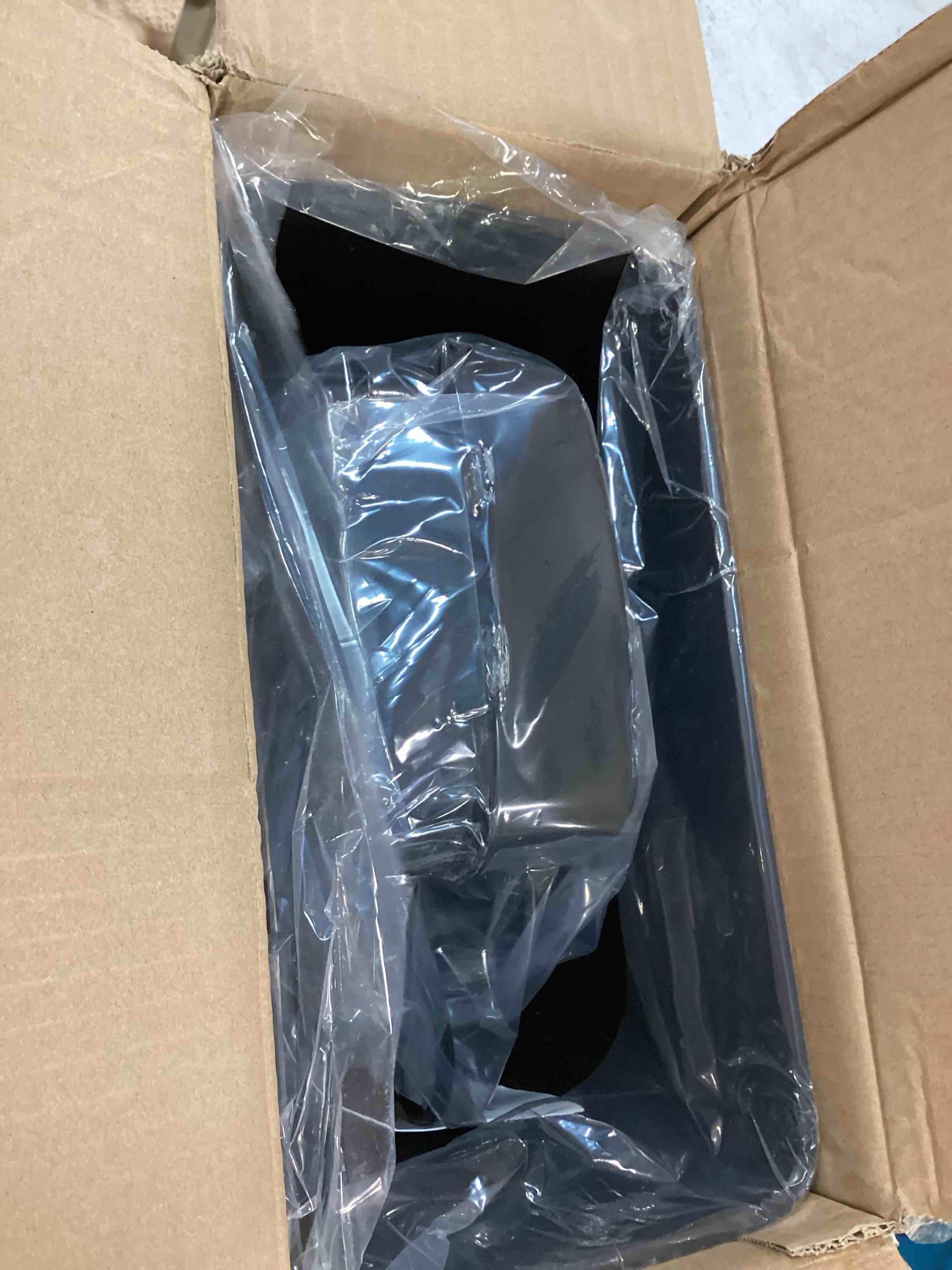 https://s3.amazonaws.com/lotting-images-prod/bidfta/RED6587747_1718215746281.jpeg