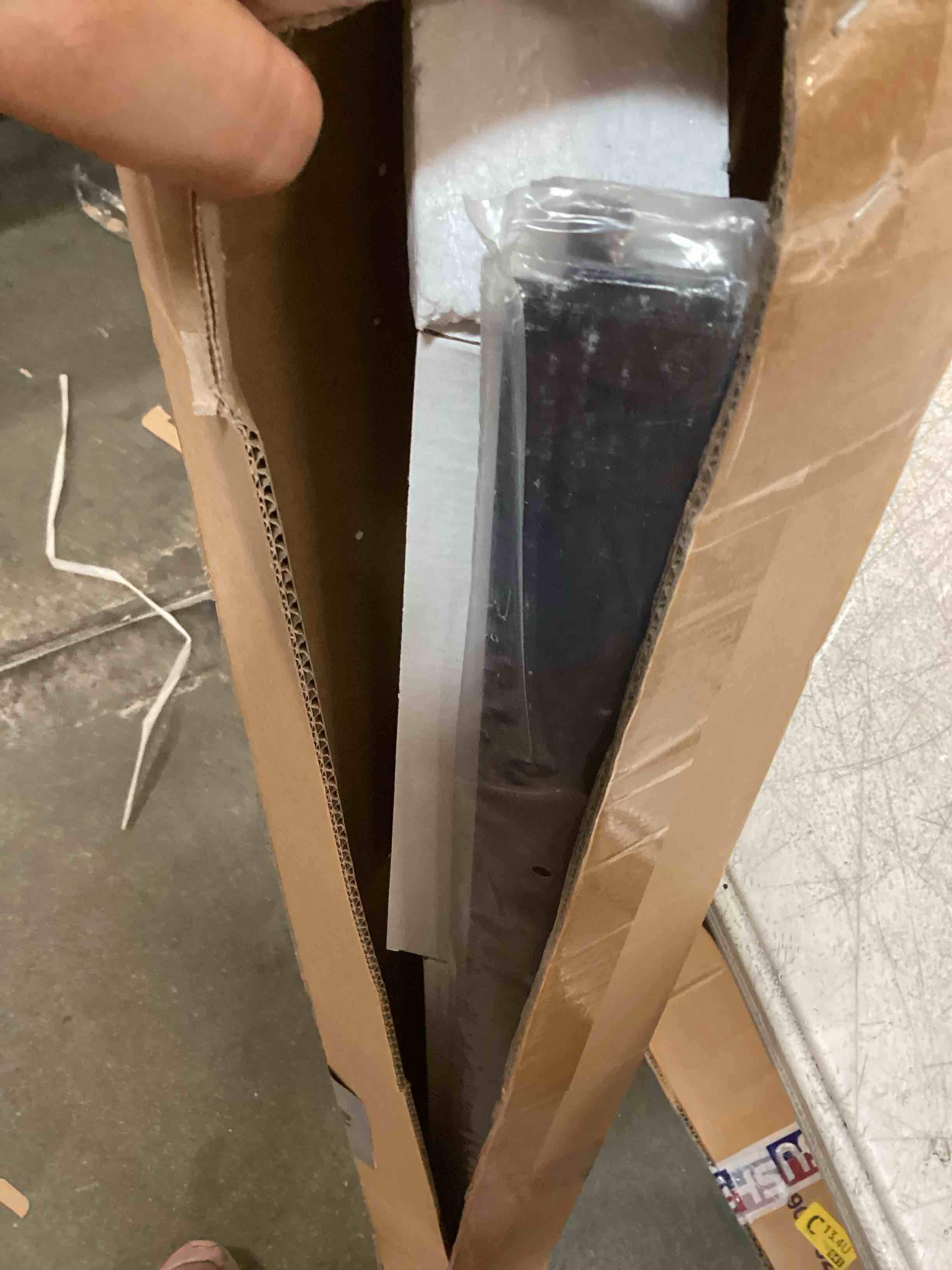 https://s3.amazonaws.com/lotting-images-prod/bidfta/RED6588886_1718736209978.jpeg