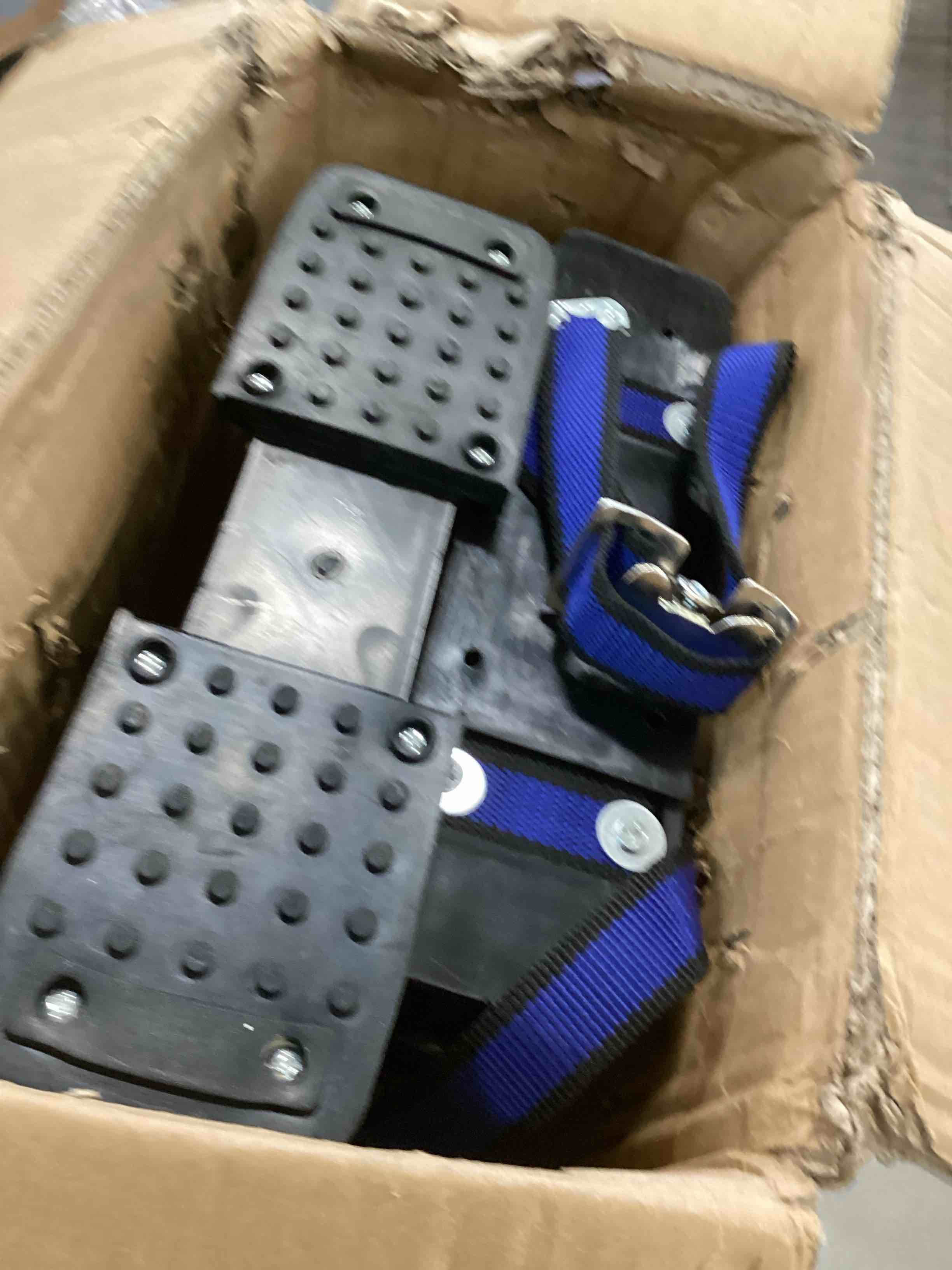 https://s3.amazonaws.com/lotting-images-prod/bidfta/RED6590847_1716489119772.jpeg