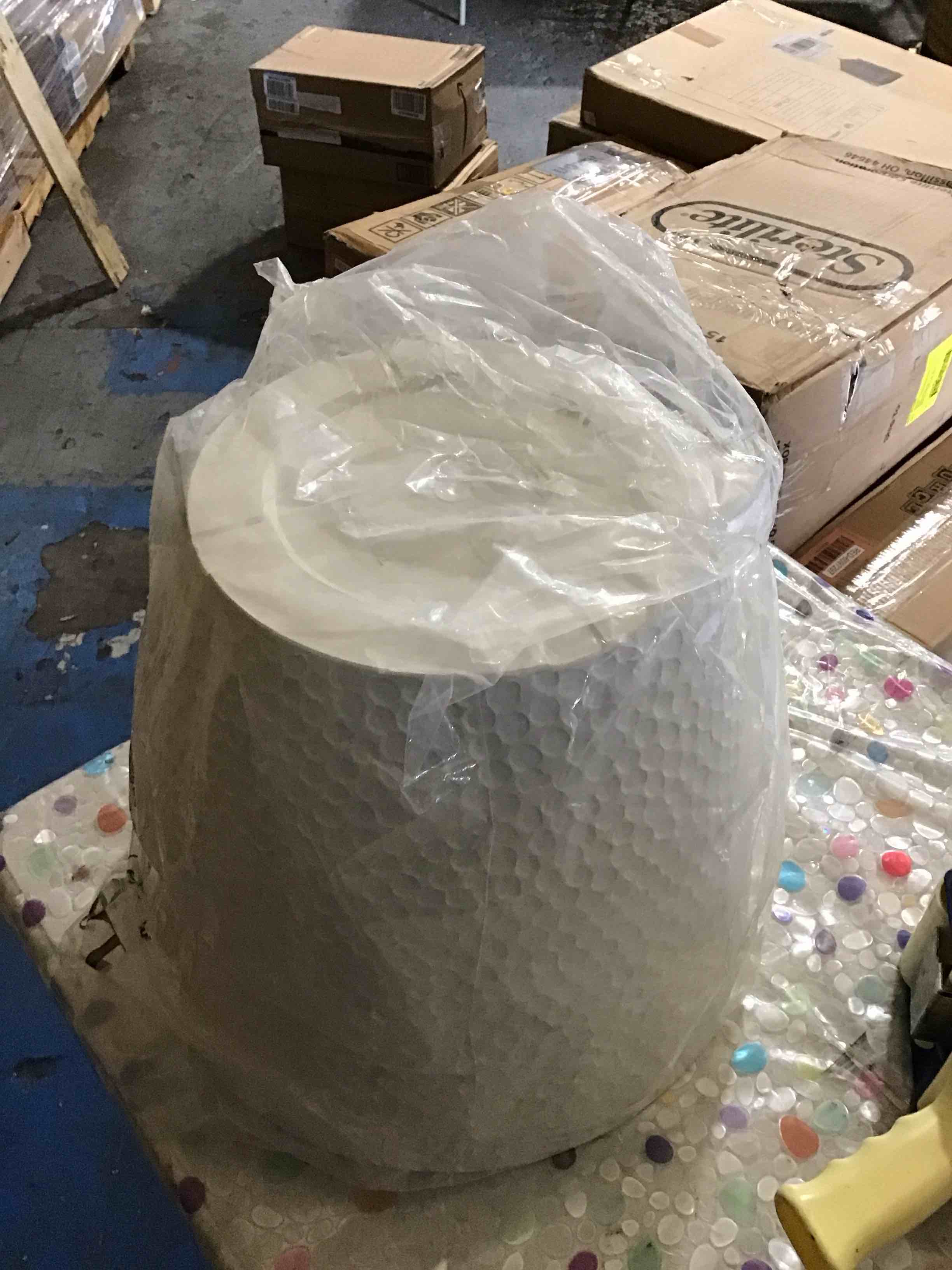 https://s3.amazonaws.com/lotting-images-prod/bidfta/RED6597304_1723752678538.jpeg