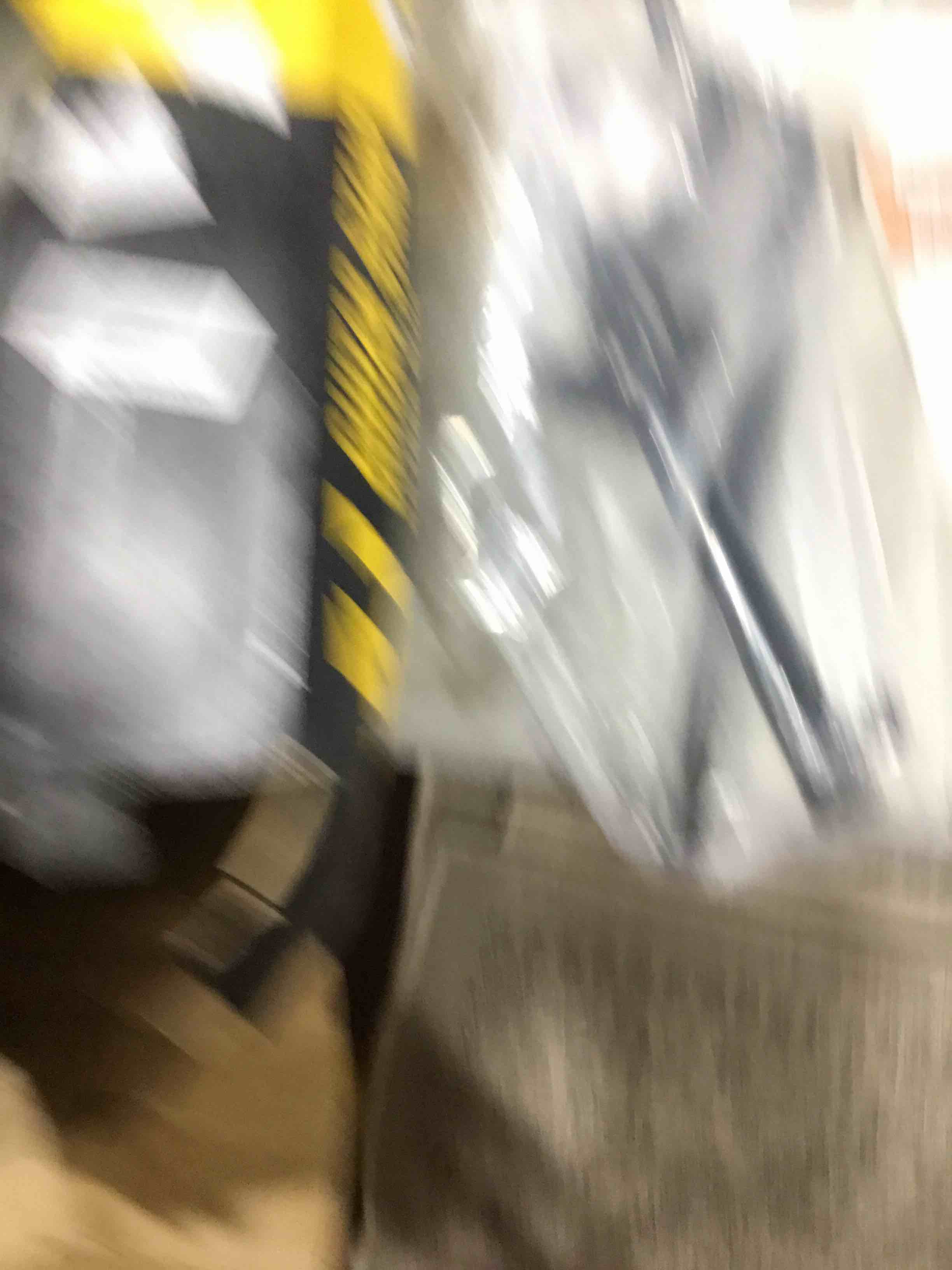 https://s3.amazonaws.com/lotting-images-prod/bidfta/RED6597639_1718741172268.jpeg