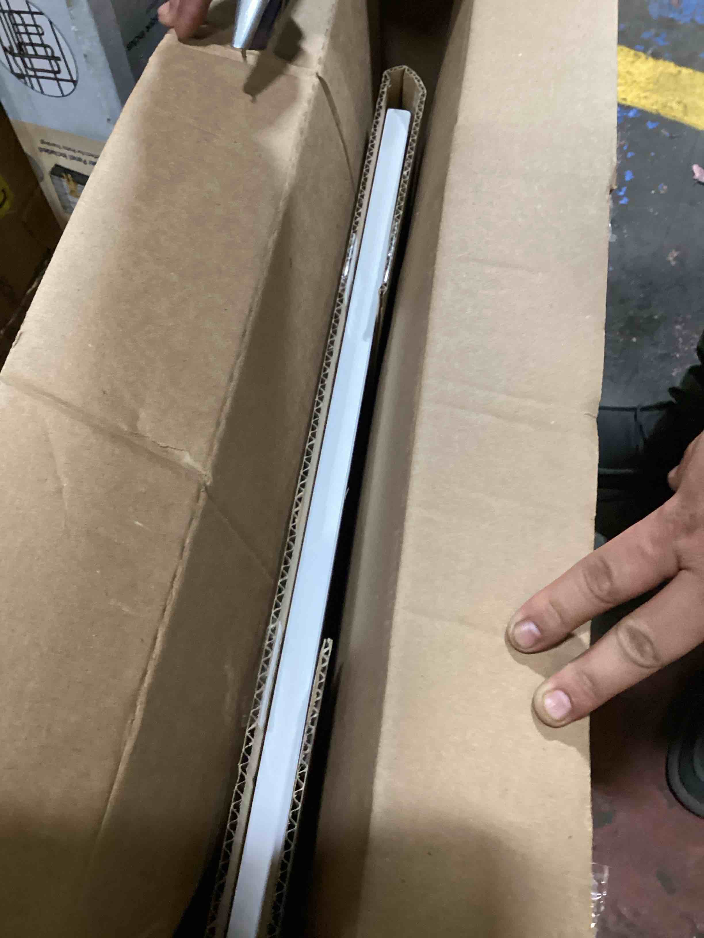 https://s3.amazonaws.com/lotting-images-prod/bidfta/RED6605349_1717785846970.jpeg