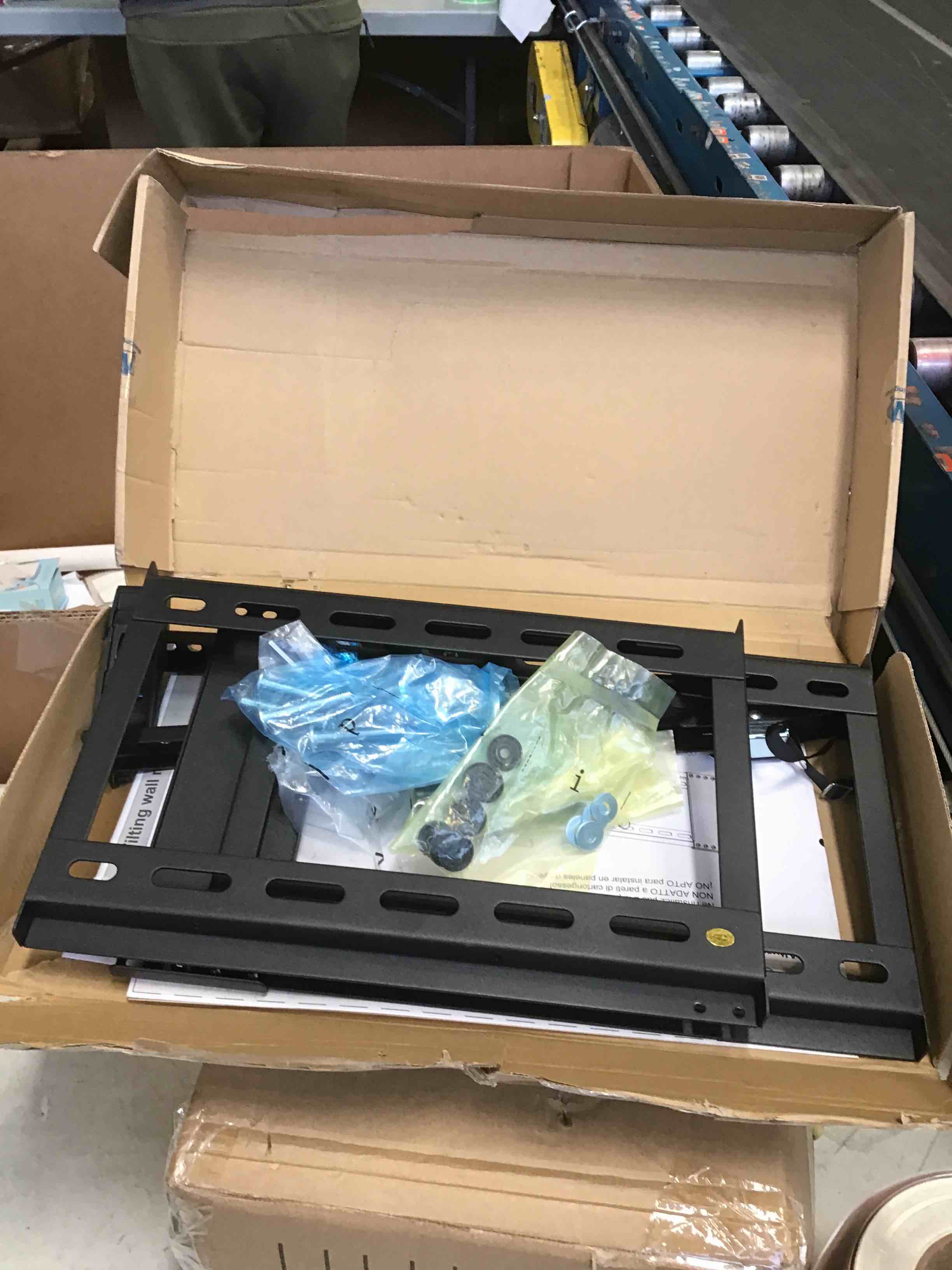 https://s3.amazonaws.com/lotting-images-prod/bidfta/RED6612827_1715190155575.jpeg