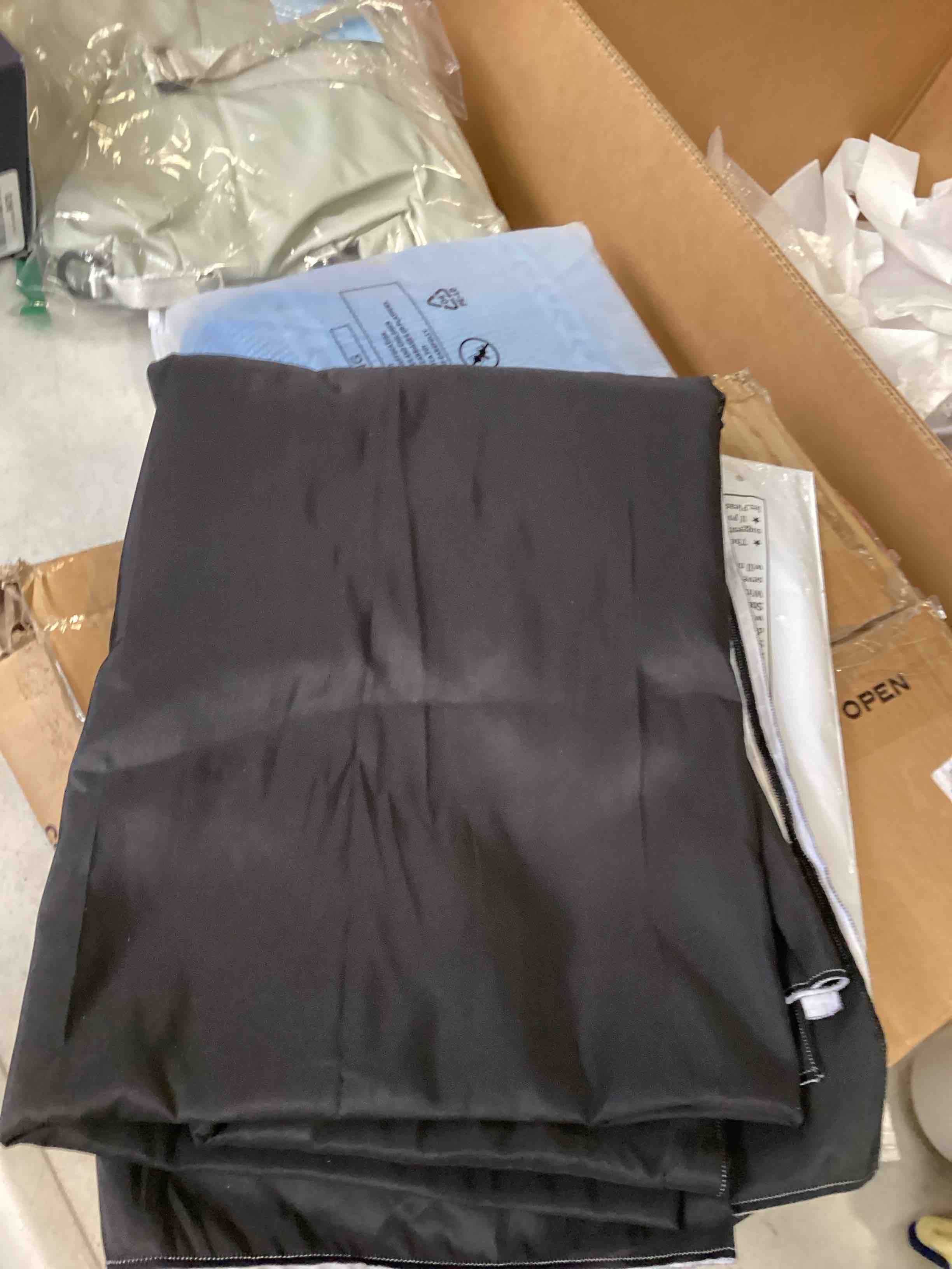 https://s3.amazonaws.com/lotting-images-prod/bidfta/RED6612963_1715266925993.jpeg