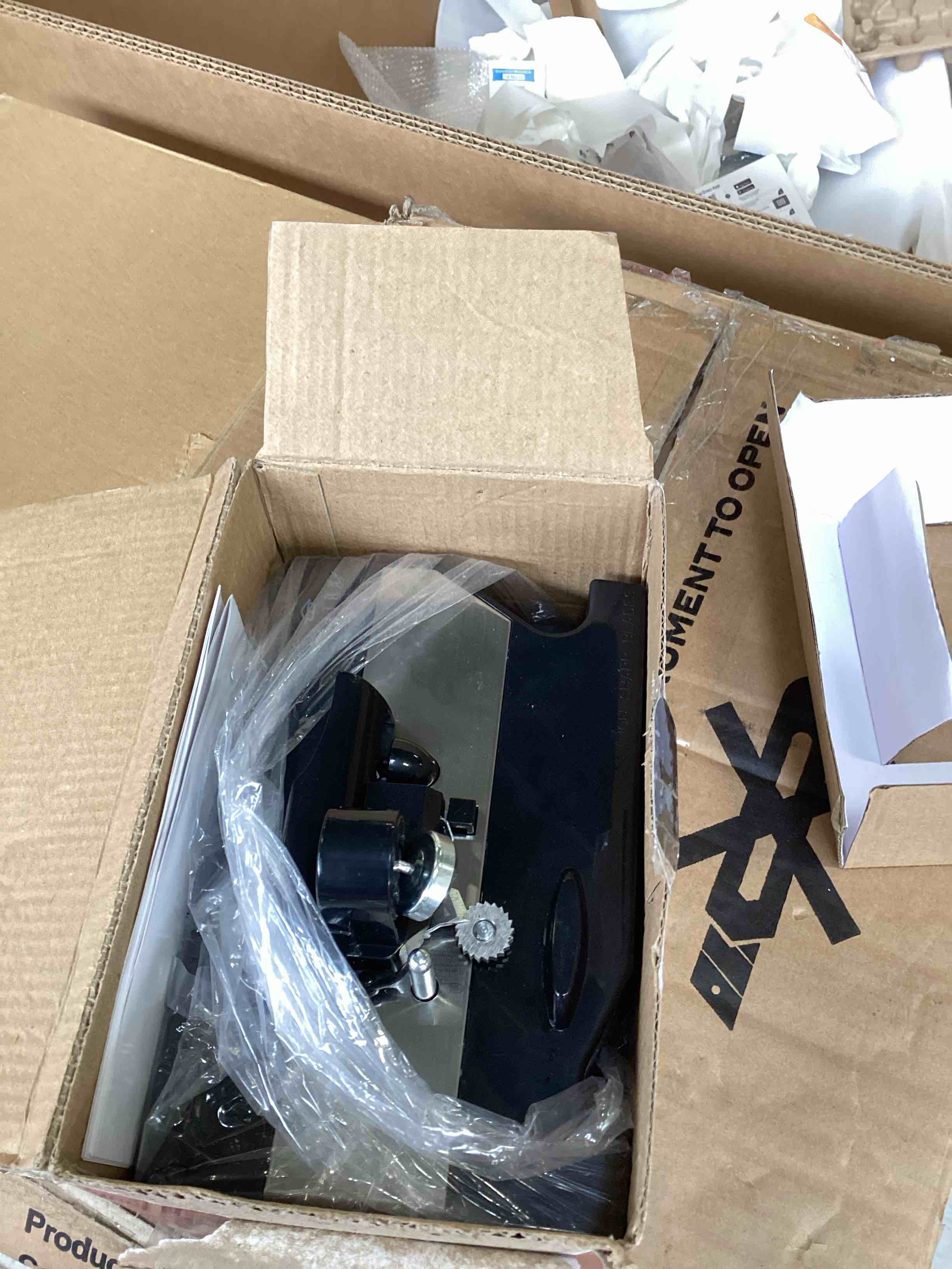 https://s3.amazonaws.com/lotting-images-prod/bidfta/RED6613025_1715276375532.jpeg