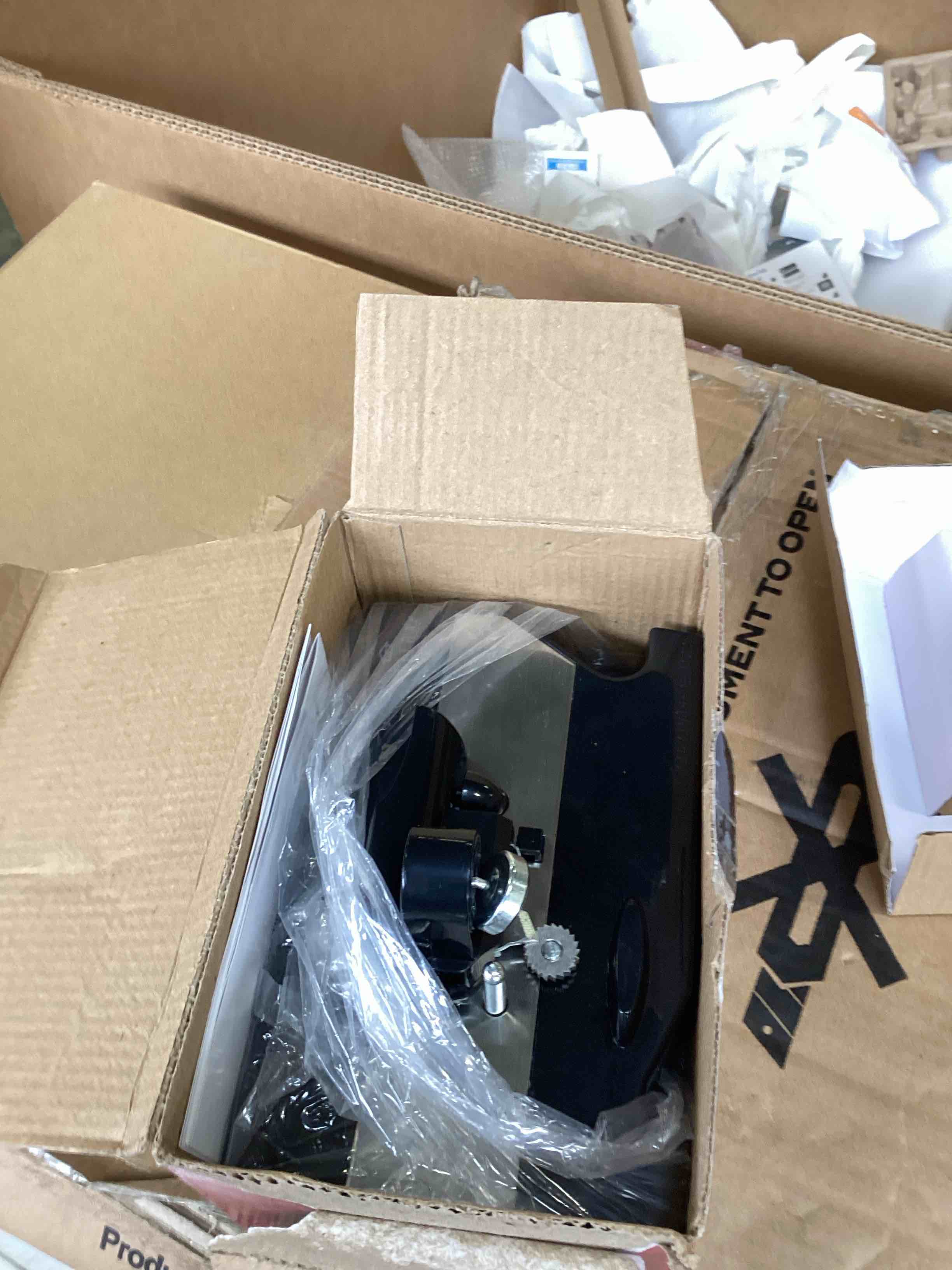 https://s3.amazonaws.com/lotting-images-prod/bidfta/RED6613025_1715276378885.jpeg