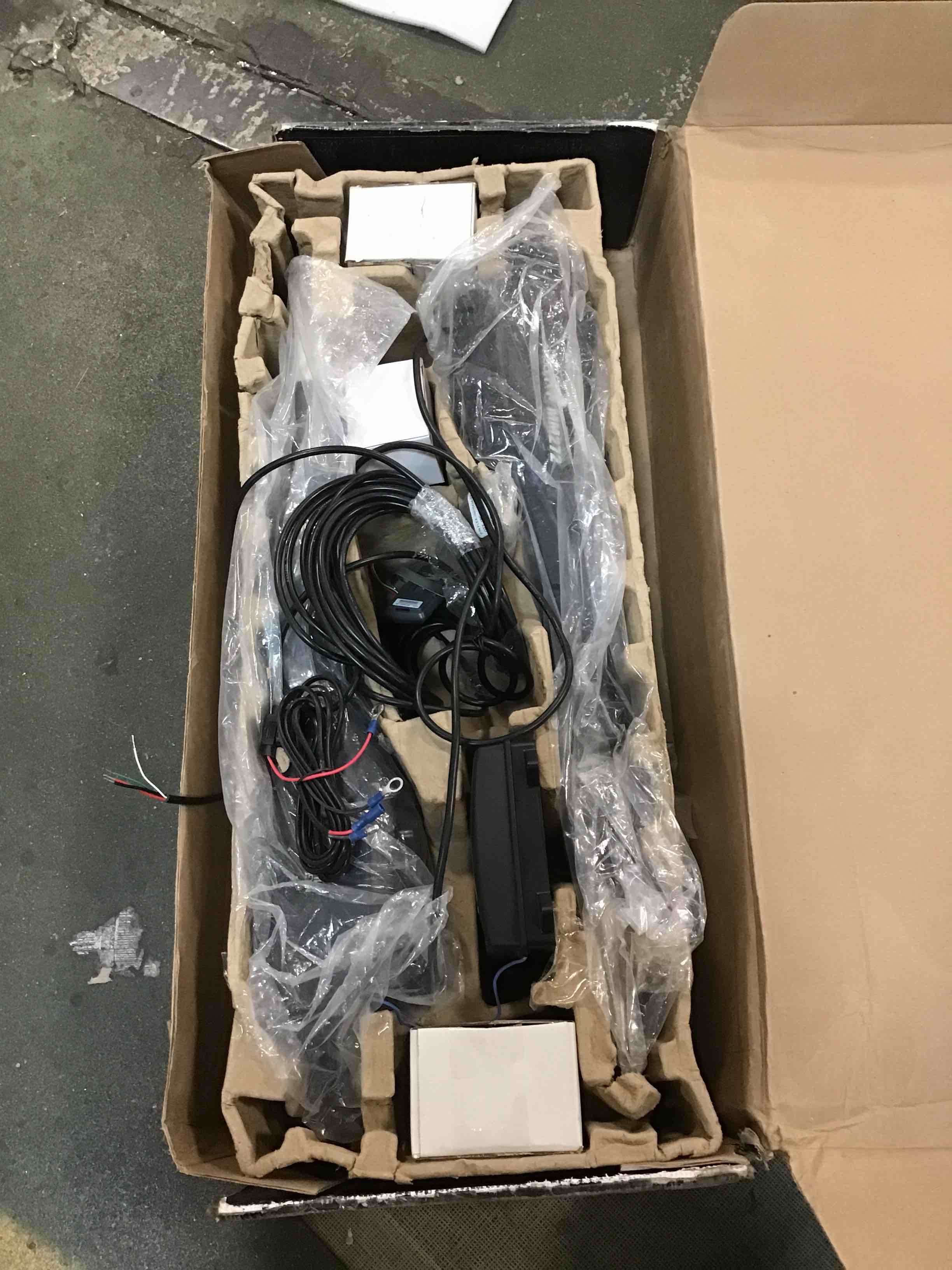 https://s3.amazonaws.com/lotting-images-prod/bidfta/RED6617635_1716308679648.jpeg