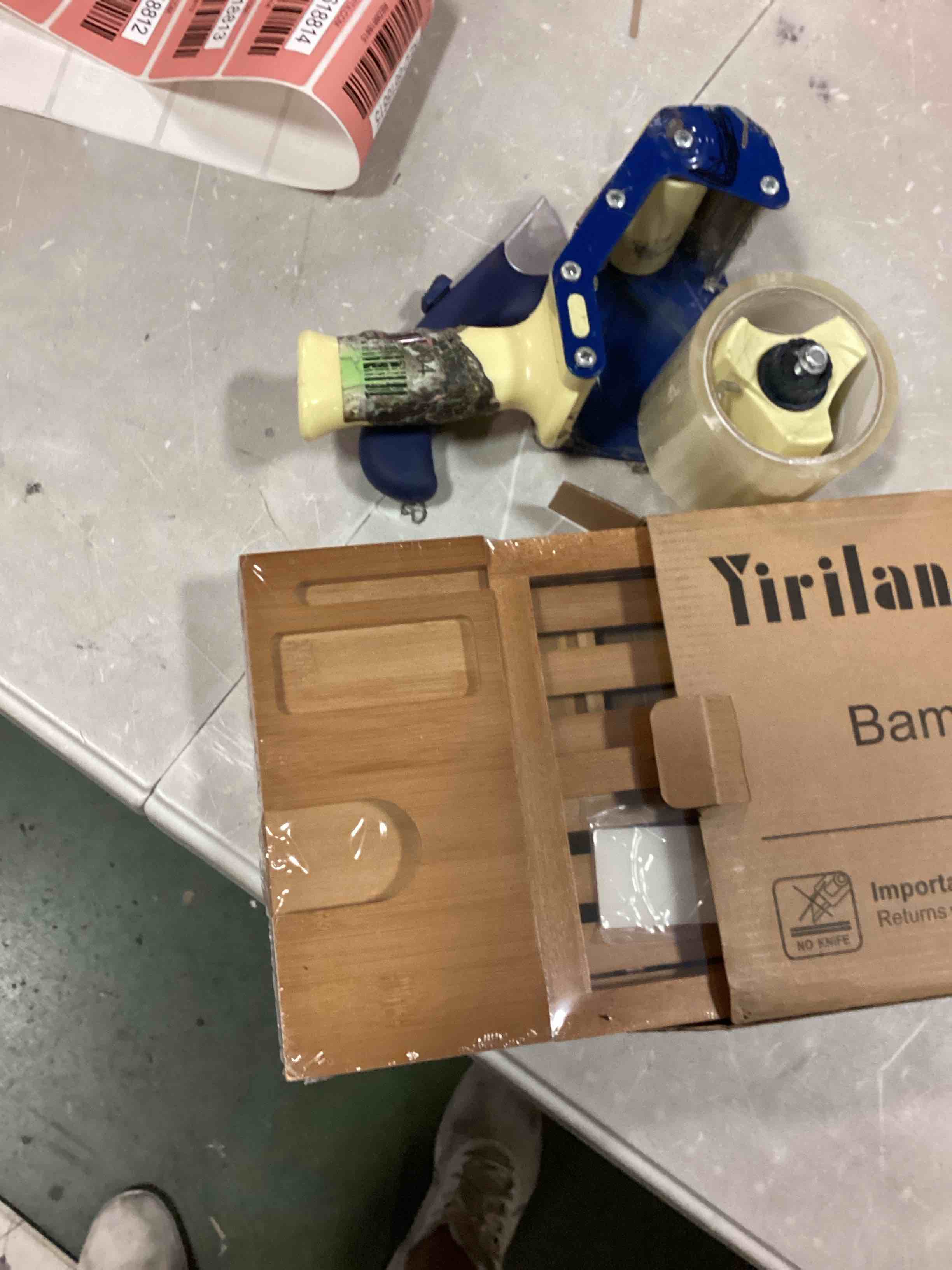 https://s3.amazonaws.com/lotting-images-prod/bidfta/RED6618807_1715870095327.jpeg